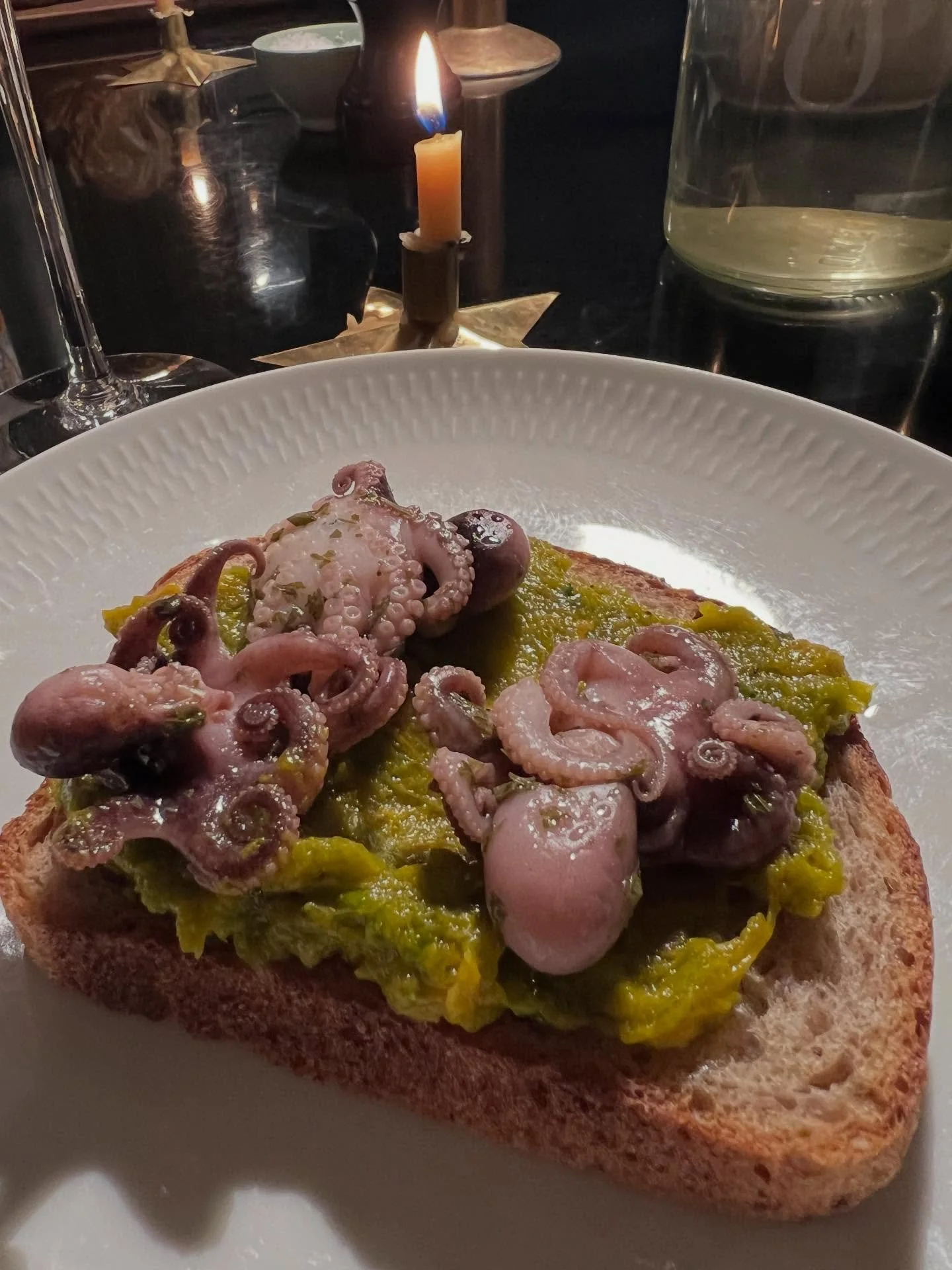 Lidt enkelt og dovent fra hjemmek&oslash;kkenet, inden festen for den hjemmelavede julemad om f&aring; dage starter 👩🏻&zwj;🍳
&nbsp;
Gr&aelig;skarmos p&aring; ristet godt sandwichbr&oslash;d med marinerede sm&aring; italienske bl&aelig;ksprutter i 