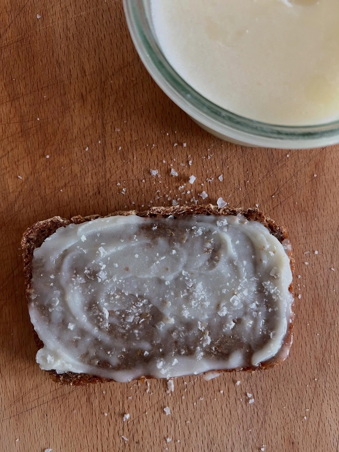 Down memory lane &hellip; thinking of flavor:
sourdough ryebread (hjemmebagt rugbr&oslash;d) + goose 🪿 fat (from our Christmas roast organic from Sejer&oslash;) and &ldquo;fedtemaden&rdquo; sprinkled with flake salt .. 

wow tasty and simple.. or no