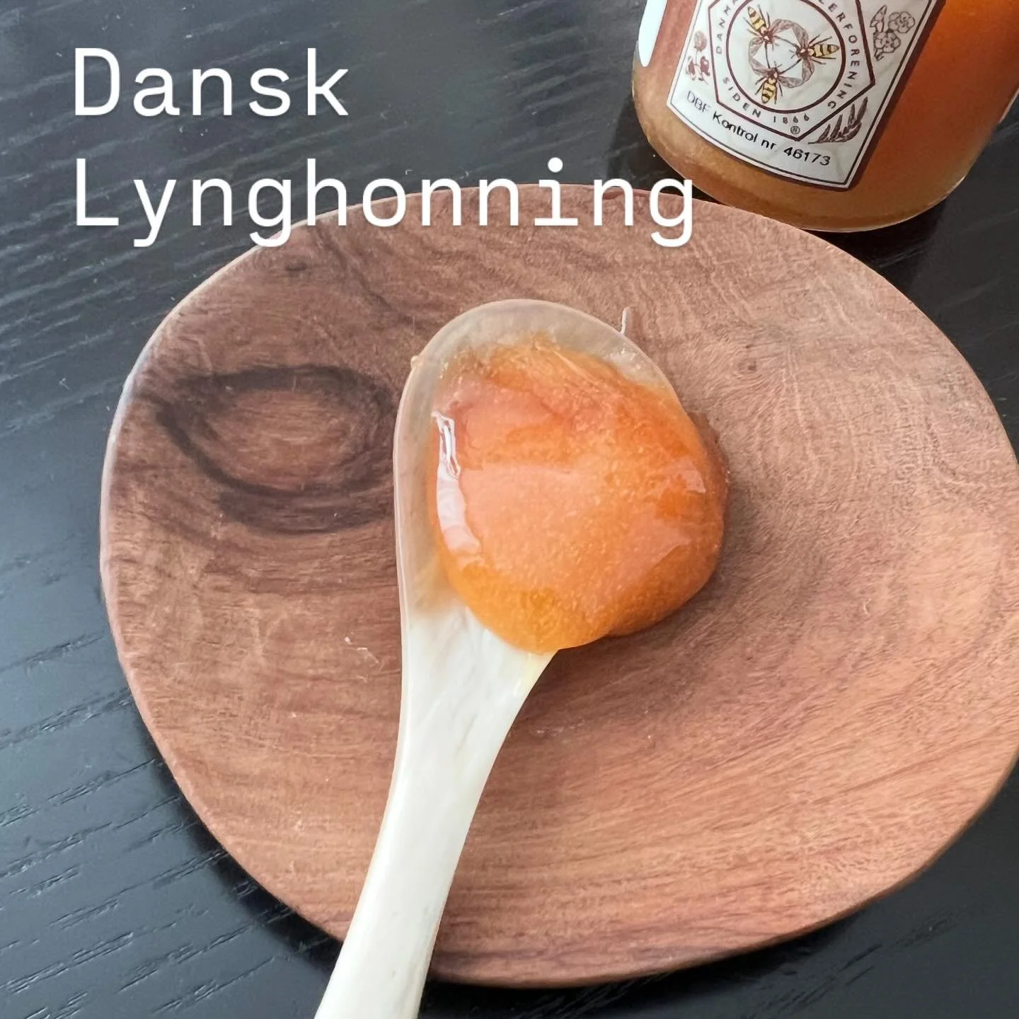 S&aring; kom der lige en vintervirus og -fork&oslash;lelse forbi. De sidste uger har jeg v&aelig;ret sammen med mange, og det er r&aring;kolde dage. Godt med varm te og honning.
&nbsp;
Dansk uopvarmet god honning &ndash; b&aring;de lyng- og sommerhon