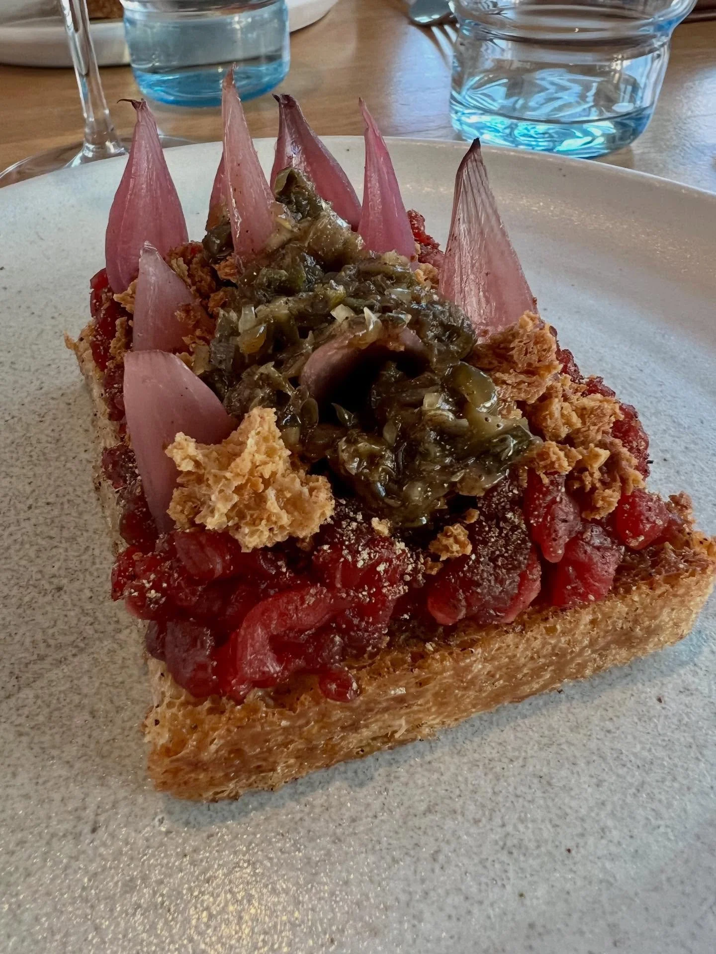 &Aring;rets f&oslash;rste dejlige tatar med masser af smag til frokost p&aring; Judie i Nyhavn.

Tatar af okse p&aring; ristet surdejsbr&oslash;d, syltede l&oslash;g og brunet sm&oslash;r med kapers og estragon.. (til mig uden &aelig;ggeblomme creme 