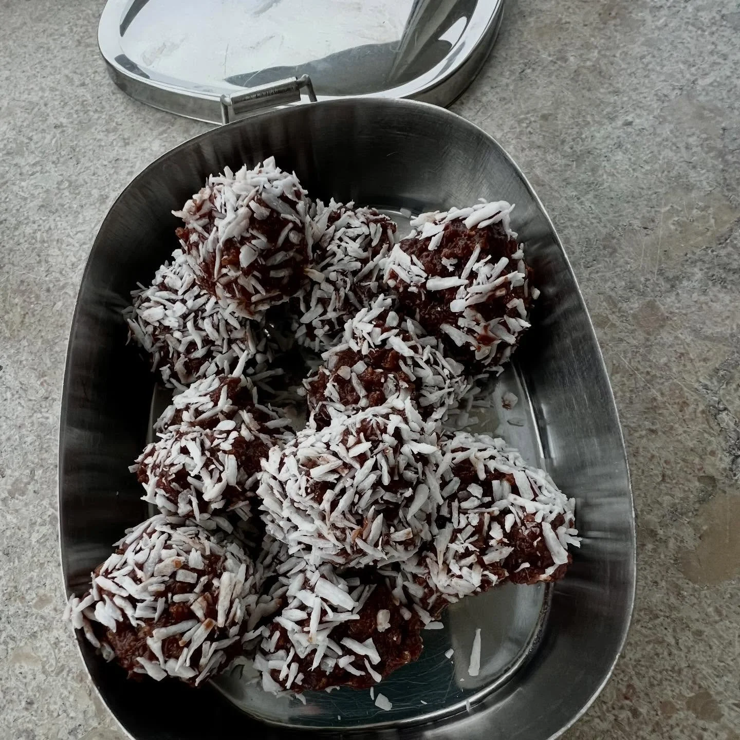 Rugbr&oslash;dskugle er blevet et favoritl&aelig;kkeri, som hele familien synes om.

De er lavet af t&oslash;r rugbr&oslash;dsendeskive, kakao, dadler, havregryn, sm&oslash;r, - k&oslash;benhavnerhonning trillet i kokos. 
Fin m&aring;de at bruge rugb