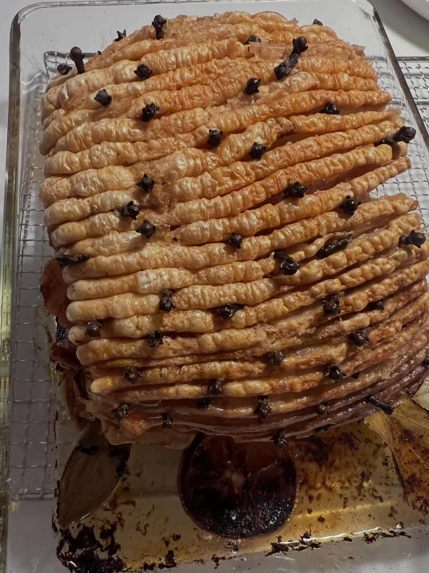 En fl&aelig;skesteg er ikke bare en fl&aelig;skesteg &ndash; og denne her er alt andet end de mange triste historier om grise med ut&aring;lelige liv.

Denne langtidsstegte nakkesteg med spr&oslash;d sv&aelig;r er fra @hegnsholt ved Lejre. Som Johann