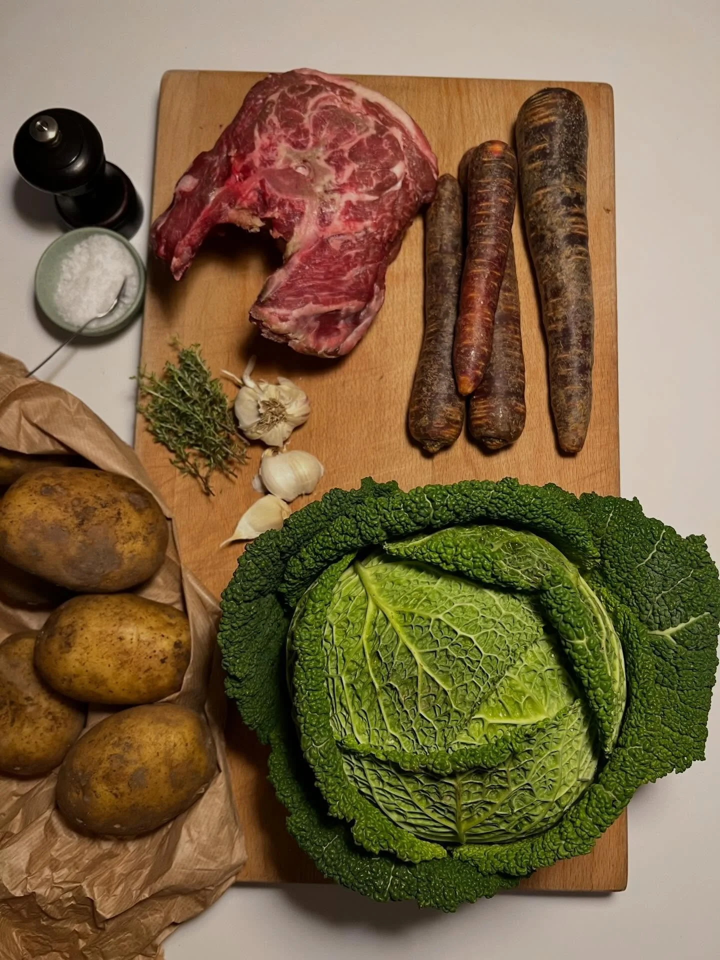 Winter food 🥘 #irishstew

Savoy k&aring;l, hvidl&oslash;g, guler&oslash;dder og kartofler fra #torsdagskassen @birkemosegaard 

Lam 🐑 fra @cleavers.dk + hvidvin, salt og sort peber. 

#vintermad
#gryderet
#&oslash;kologisk