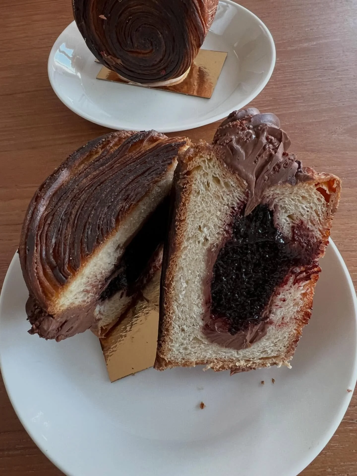 Flot h&aring;ndv&aelig;rk!

Fastelavnsbolles&aelig;sonen er blevet en inspirerende tid med masser af nyt&aelig;nkning inden for kagekunsten.

Her er to boller fra Ard Bakery @ardbakery_cph 
&nbsp;
ENGLISH:
Beautiful craftsmanship!

The Fastelavnsboll