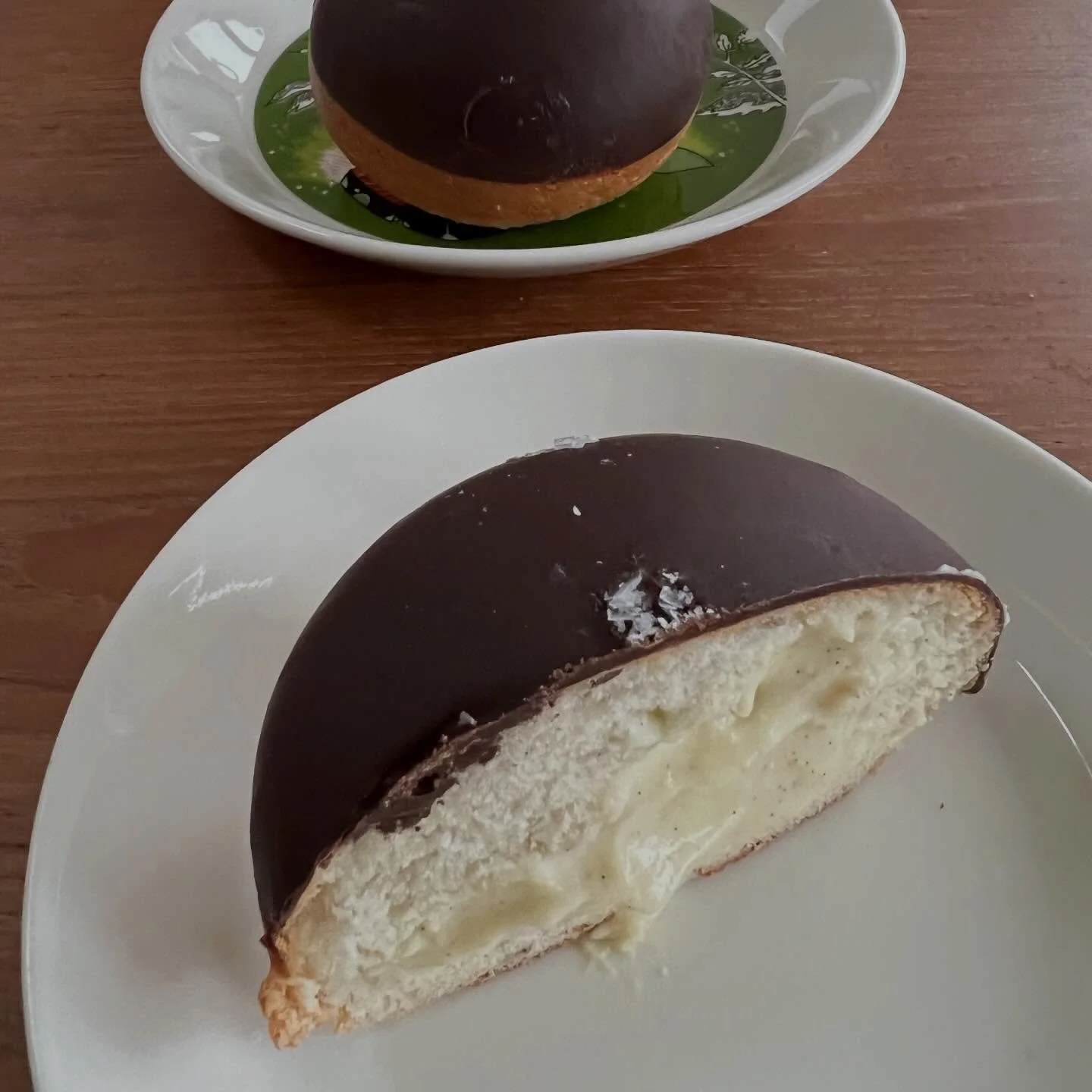 Popul&aelig;re klassiske  fastelavnsboller med kardemomme krydret dej, creme og chokoladeovertr&aelig;k + et drys salt. 

B&oslash;rneb&oslash;rnene har f&aring;et gammeldags fastelavnsris med slik nok til hele vinterferien. Og en historie om da farm