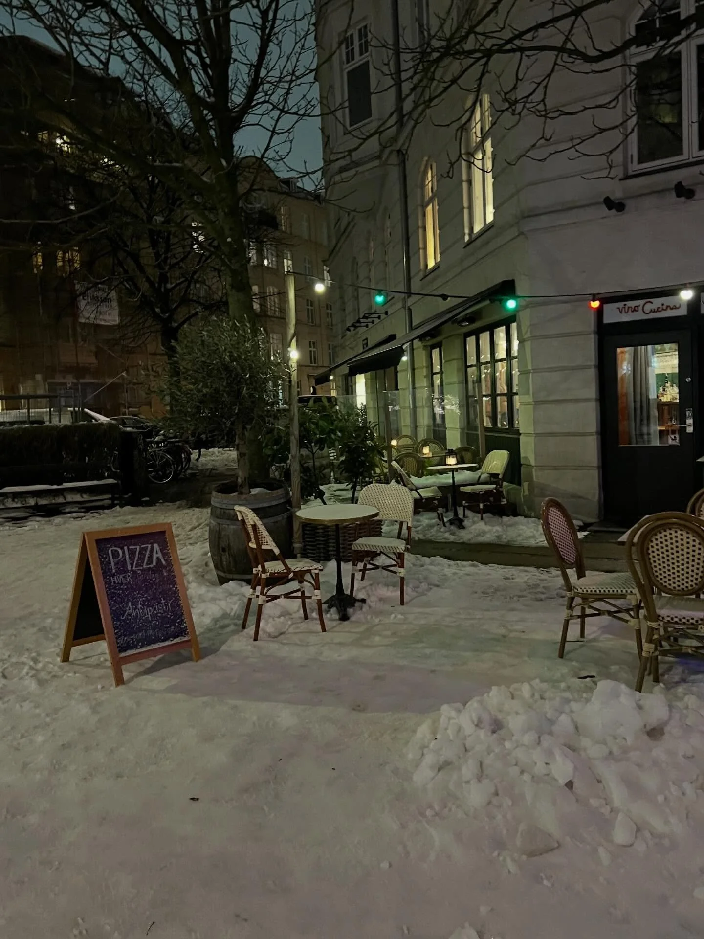 Roman style pizza
&nbsp;
Dejlig mandagspizza p&aring; hyggelige Maupa 
&nbsp;
Lille starter med arancini og salame ventricina &ndash; spicy italiensk p&oslash;lse - og taggiasca oliven.
&nbsp;
Pizza Quattro Formaggi med mozzarella, pecorino, parmesan