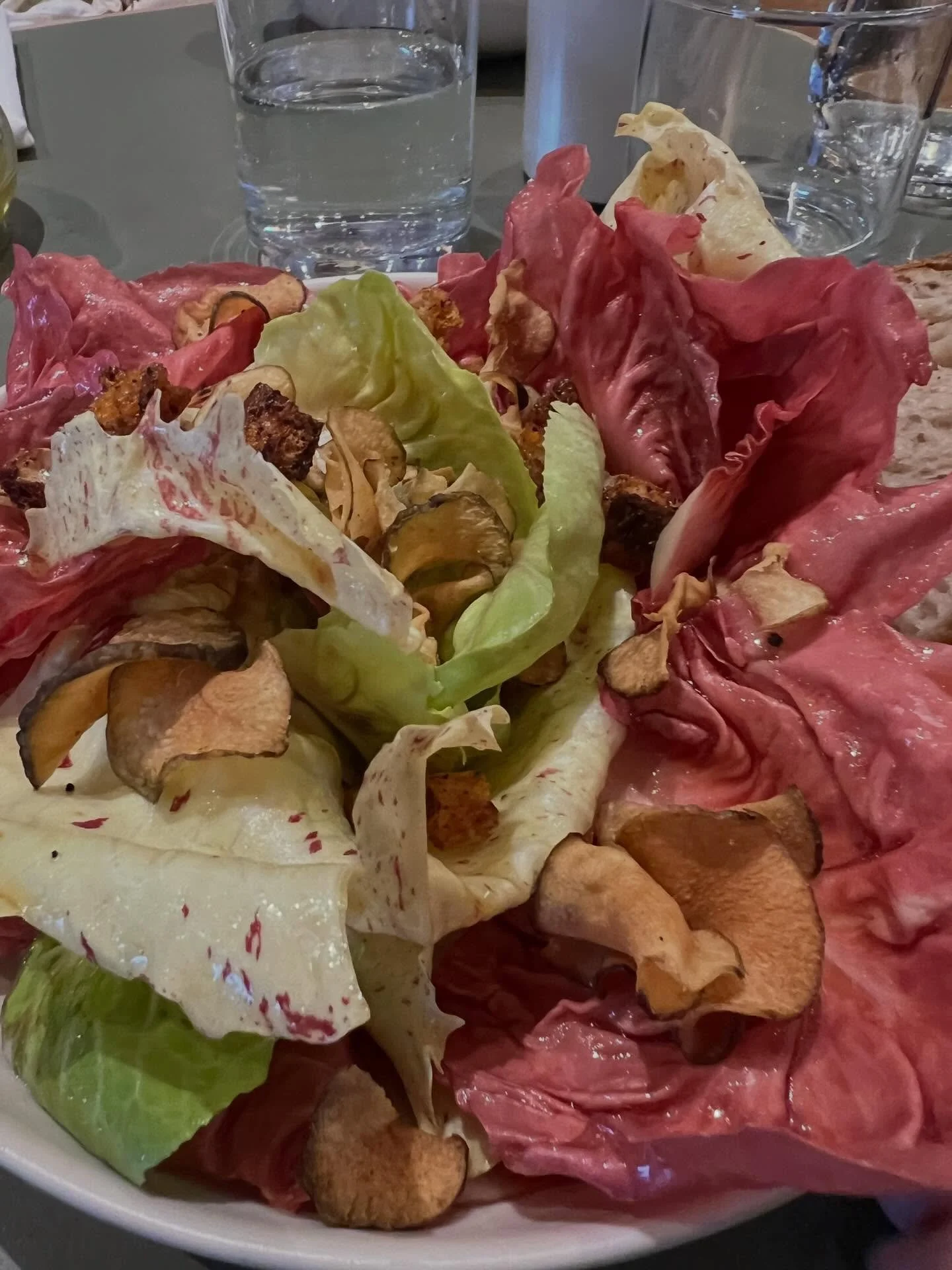 Dejlig frokostsalat med godt br&oslash;d p&aring; @harlomeyer 
&nbsp;
Taramosalata er en af mine favoritter: klassisk gr&aelig;sk dip lavet af fiskerogn, olivenolie og citronsaft &ndash; her serveret med bitre salater, citrusvinaigrette og spr&oslash