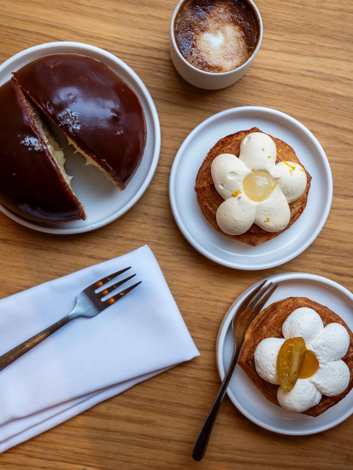 Her er gode fastelavnsboller &ndash; gode p&aring; alle m&aring;der: flotte, velsmagende og med gode ingredienser.
&nbsp;
Jeg har spurgt konditoren Cannelle @cannelledeslandes 
p&aring; @harlomeyer
hvilke r&aring;varer de bruger, og hun har skrevet t