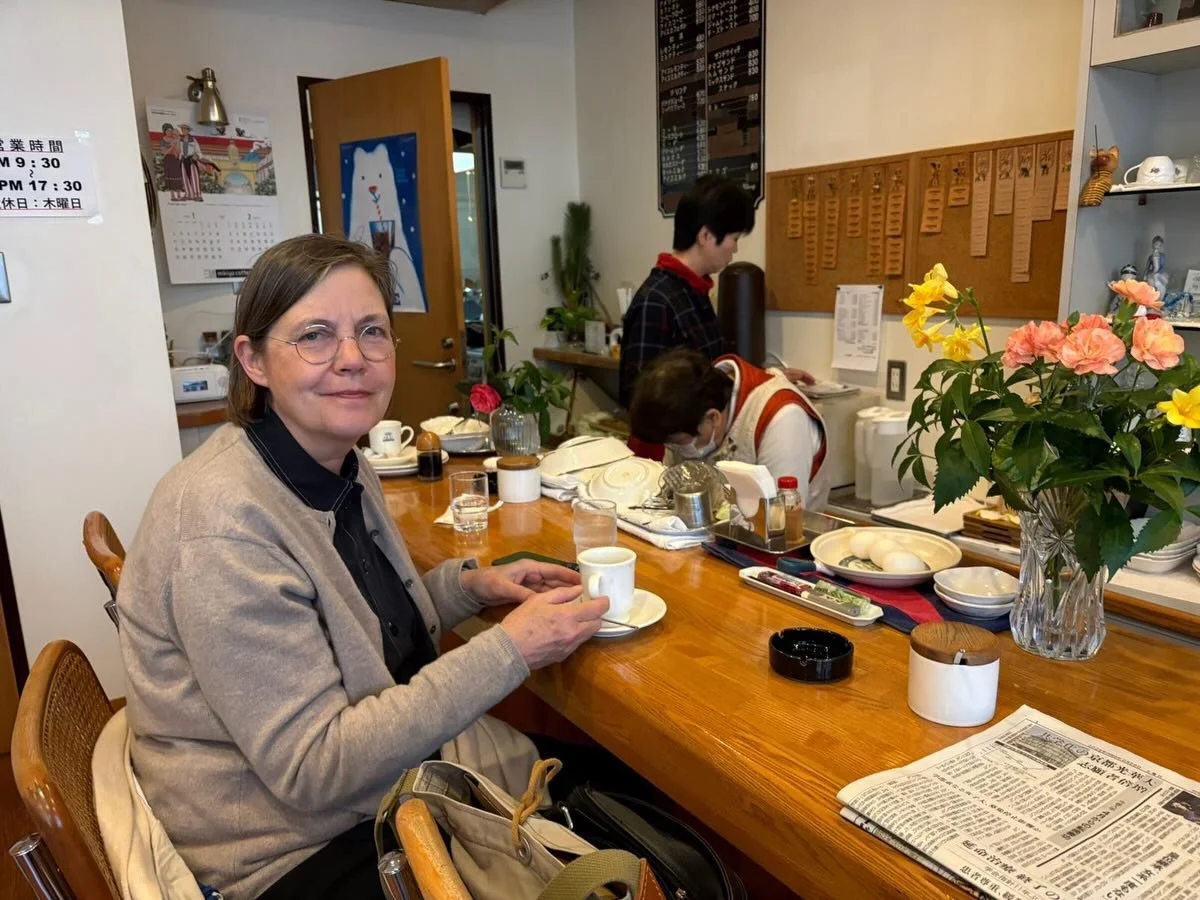 Brune kaffebarer - som brune v&aelig;rtshuse i Danmark - er noget s&aelig;rligt. De gammeldags kaffesteder er ca. 50 &aring;r +/- og kan stadig findes over hele Japan, men de er gammeldags og der bliver f&aelig;rre. 

Kaffen er god, st&aelig;rk og de