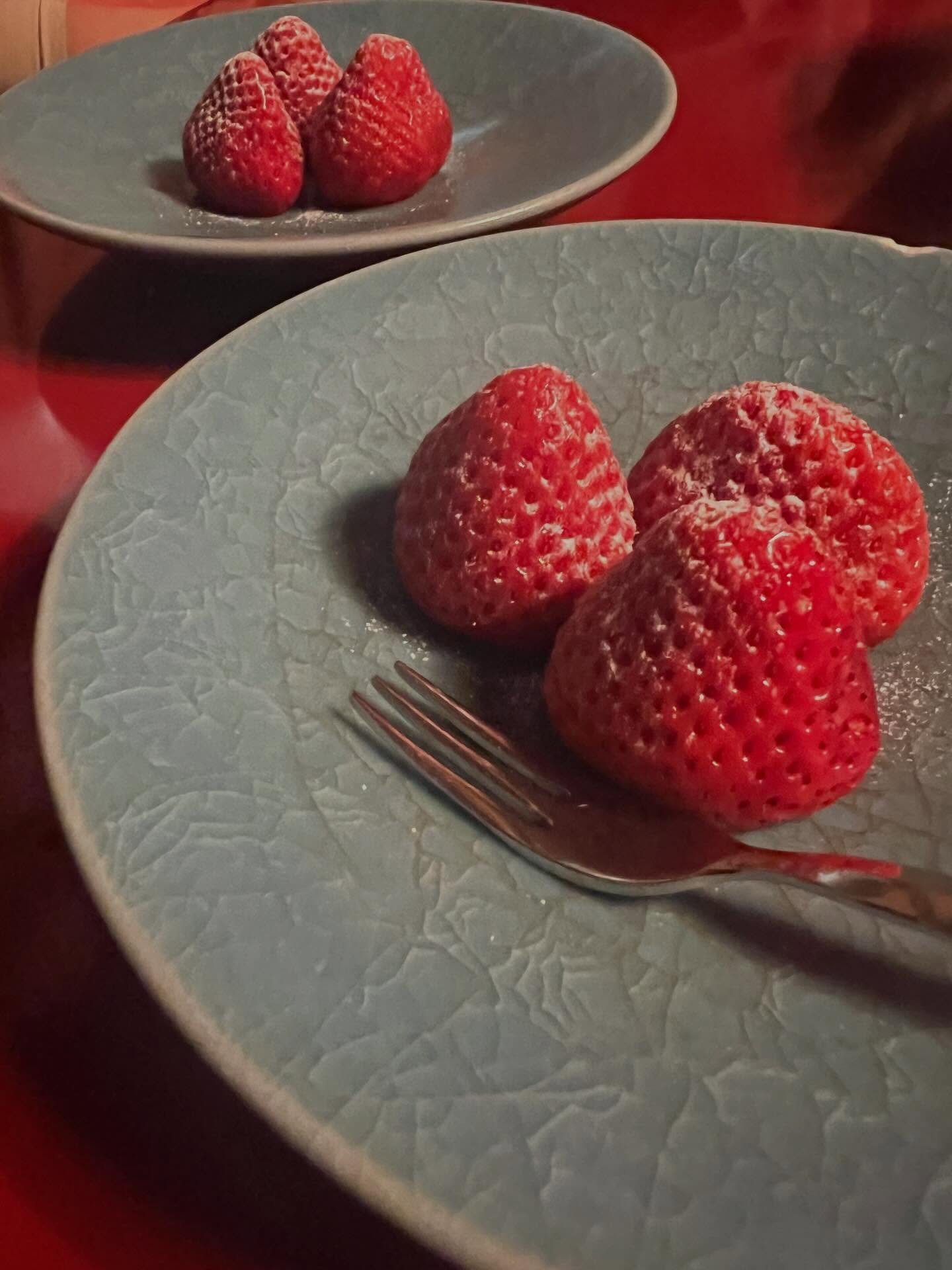Jordb&aelig;r 🍓 er i s&aelig;son nu her i Japan, hvor det er tidligt for&aring;r og ikke for varmt.

Der er flere sorter, farver, st&oslash;rrelser. De flotteste er dyre, saftige og forfriskende.

P&aring; madrejsen har vi f&aring;et jordb&aelig;rso