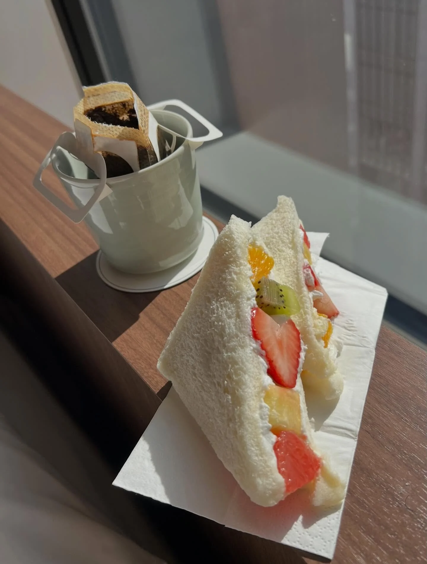 I will stay in Tokyo some more days over the weekend - because of the war is our flight ✈️ canceled. 

We (a Danish group on a food tour in Japan) are so very lucky that we can stay in the same nice hotel until we leave. 

I am having hotel room brew