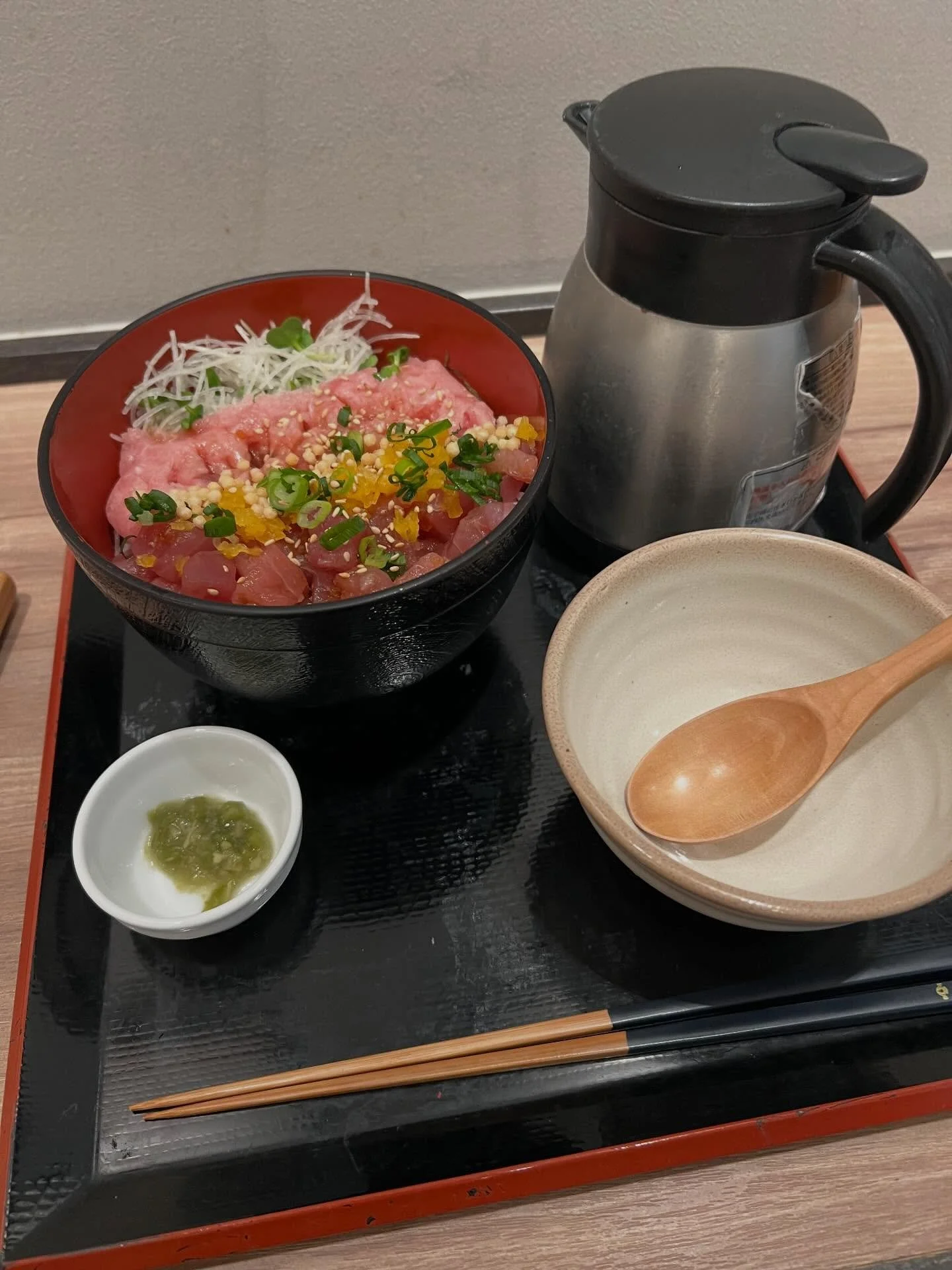 Japanese airport meal. 

Tuna sashimi topped on rice 🍚 &amp; and then enjoyed as ochazuke, the rest served with hot broth (could also be tea) - a simple and good way to enjoy rice.

On the way back home. The Japanese cuisine is so diverse and endles
