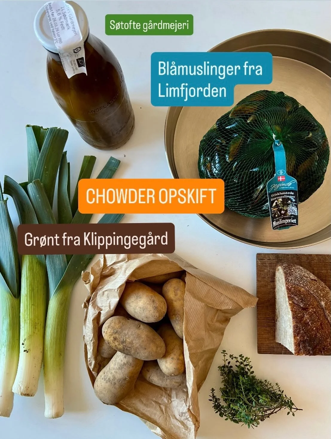 Her er en opskrift p&aring; fin og m&aelig;ttende Muslinge-kartoffelsuppe
fra det traditionsrige New England-k&oslash;kken p&aring; &oslash;stkysten i USA. Alle ingredienserne er i s&aelig;son nu!
&nbsp;
New England Chowder 
&nbsp;
Til 4-6 personer
&