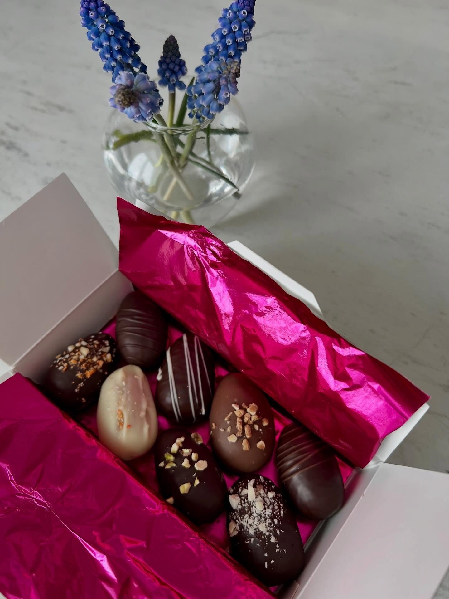 Copenhagen&rsquo;s oldest chocolate shop @alidamarstrandchokolade makes classic old-school Easter eggs from chocolate, marzipan, nuts and other good stuff &ndash; all freshly made. 

I have had these 🥚since childhood, every Easter from my grandfathe