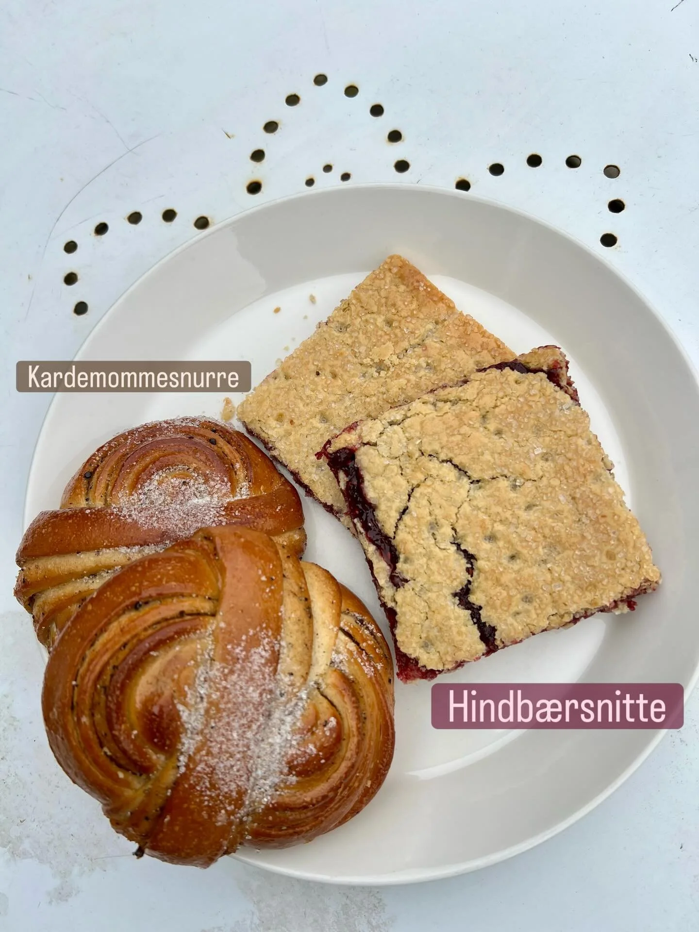 Two classic Danish treats you simply must try &mdash; whether you&rsquo;re visiting or live here. 

Both the hindb&aelig;rsnitte and kardemommesnurre come in many qualities, so let me give you a tip: the ones from @harlomeyer are excellent!
&nbsp;
&h