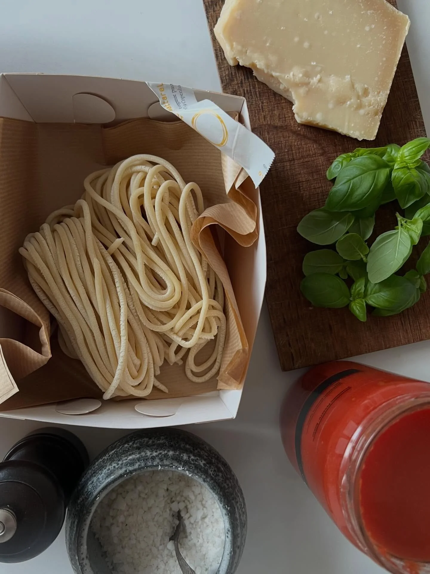 Hurtig god pastaret med tomatsovs 🇮🇹
&nbsp;
👩🏻&zwj;🍳 &rdquo;Butta la pasta!&rdquo; &ndash; som italienerne siger, n&aring;r maden snart er klar og tid til at g&aring; til bords. Det betyder ganske enkelt &ldquo;smid pastaen i!&rdquo;
&nbsp;
🍝 P