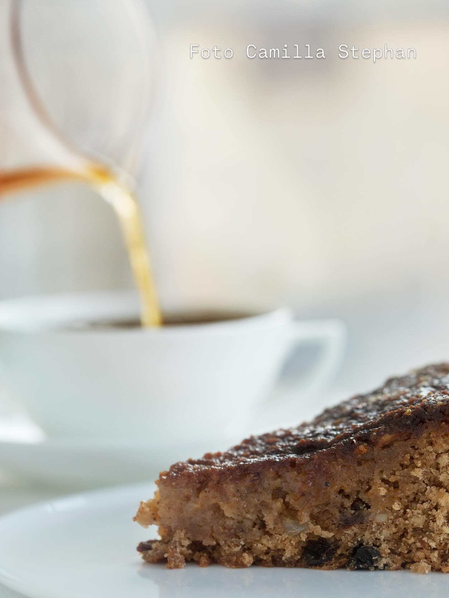 Honningkage &ndash; en saftig og aromatisk kage med honning, te, rosiner og appelsin. Perfekt til hygge stunder med en kop te eller en solrig for&aring;rsdag i det fri. Ekstra god med sm&oslash;r.
&nbsp;
OPSKRIFT Honningkage med rosiner og appelsin
&