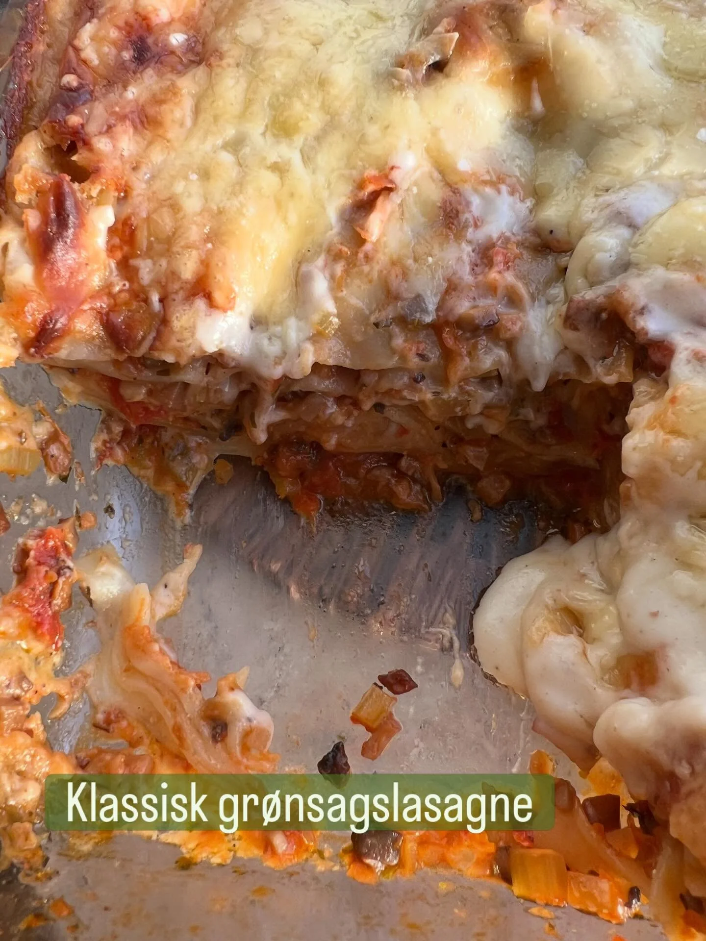 Sunday family dinner serving a homemade vegetarian lasagne using a classic recipe from my Danish cookbook M&aring;ltider.

#gr&oslash;nsagslasagne 
#hjemmelavetmad 
#vegetarianfood 
#opskrift 
#familymeal