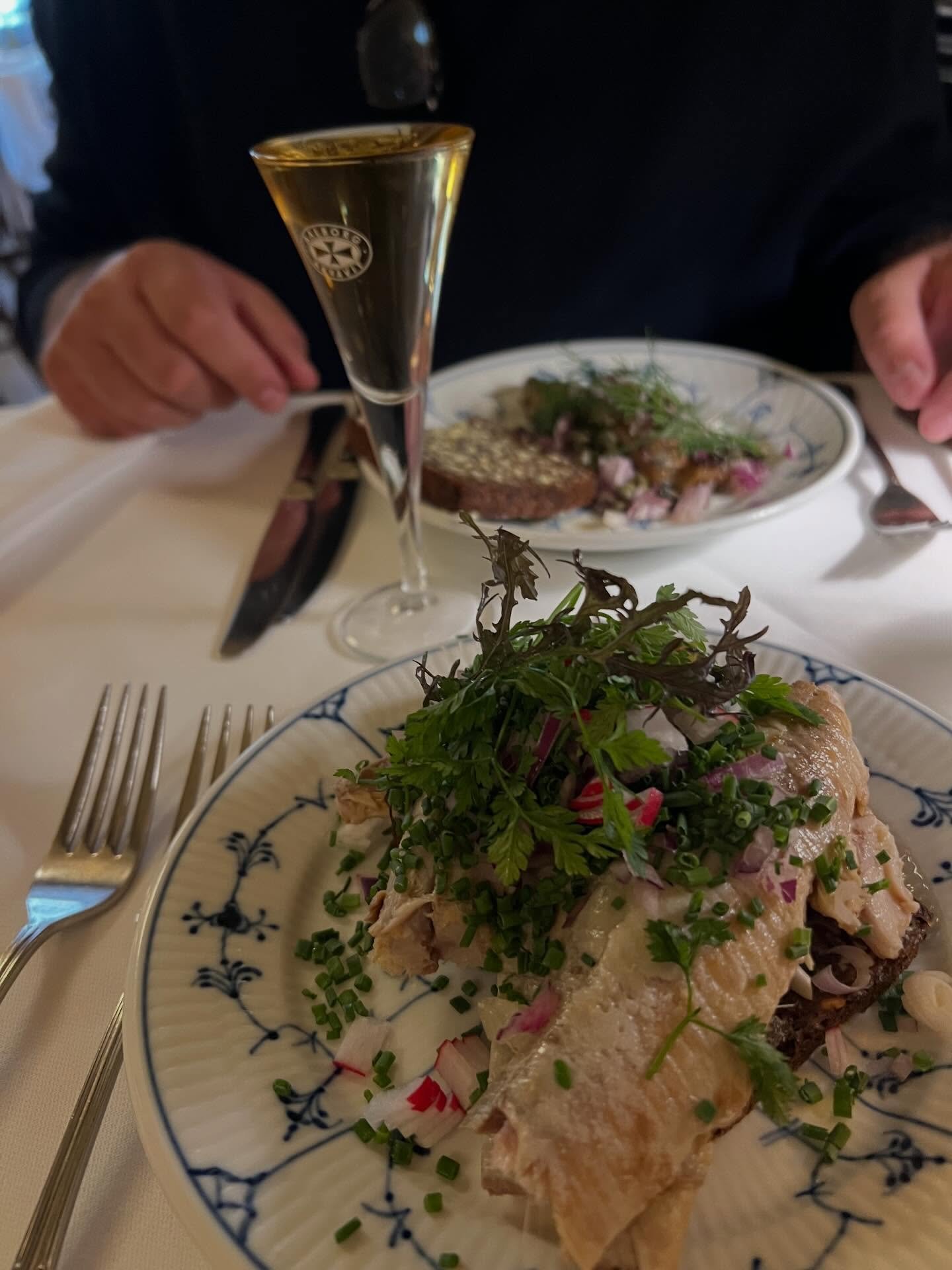 A proper Danish lunch at one of Copenhagen&rsquo;s oldest restaurants 🇩🇰 @slotskaelderen_gittekik 

Sm&oslash;rrebr&oslash;d &ndash; Danish open-faced sandwiches: Smoked herring, steak tartare, aged cheese &mdash; washed down with a cold beer and a