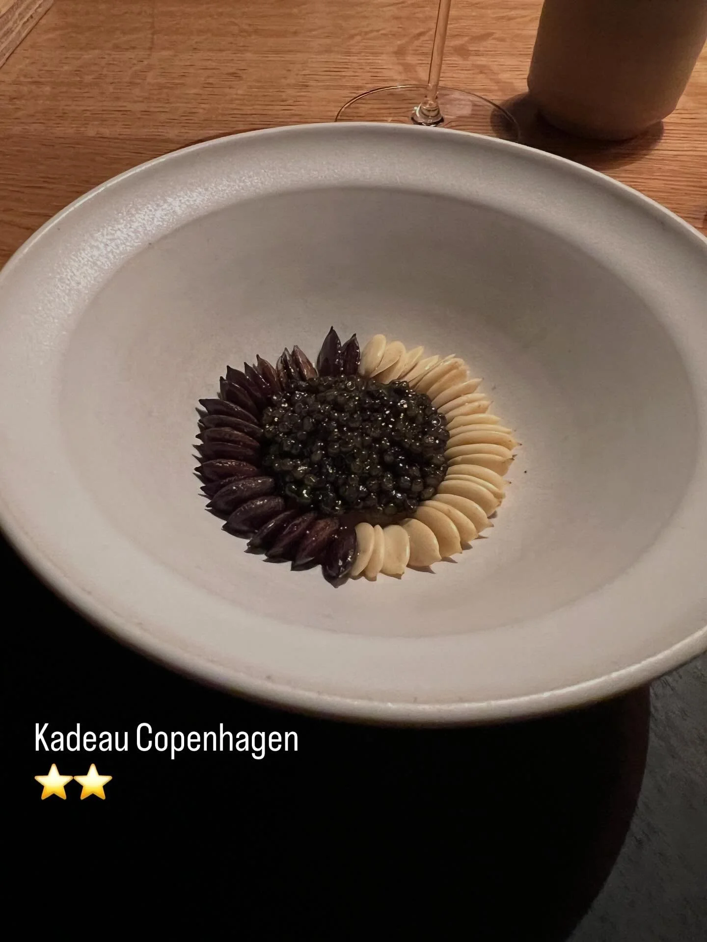 Mit &rdquo;mad-baumeter&rdquo; er helt i top efter bes&oslash;g p&aring; Kadeau.
&nbsp;
A Feast for All the Senses.
&nbsp;
Beautiful highlights from an extraordinary dinner at one of Copenhagen&rsquo;s very finest restaurants Kadeau, enjoyed on a mag