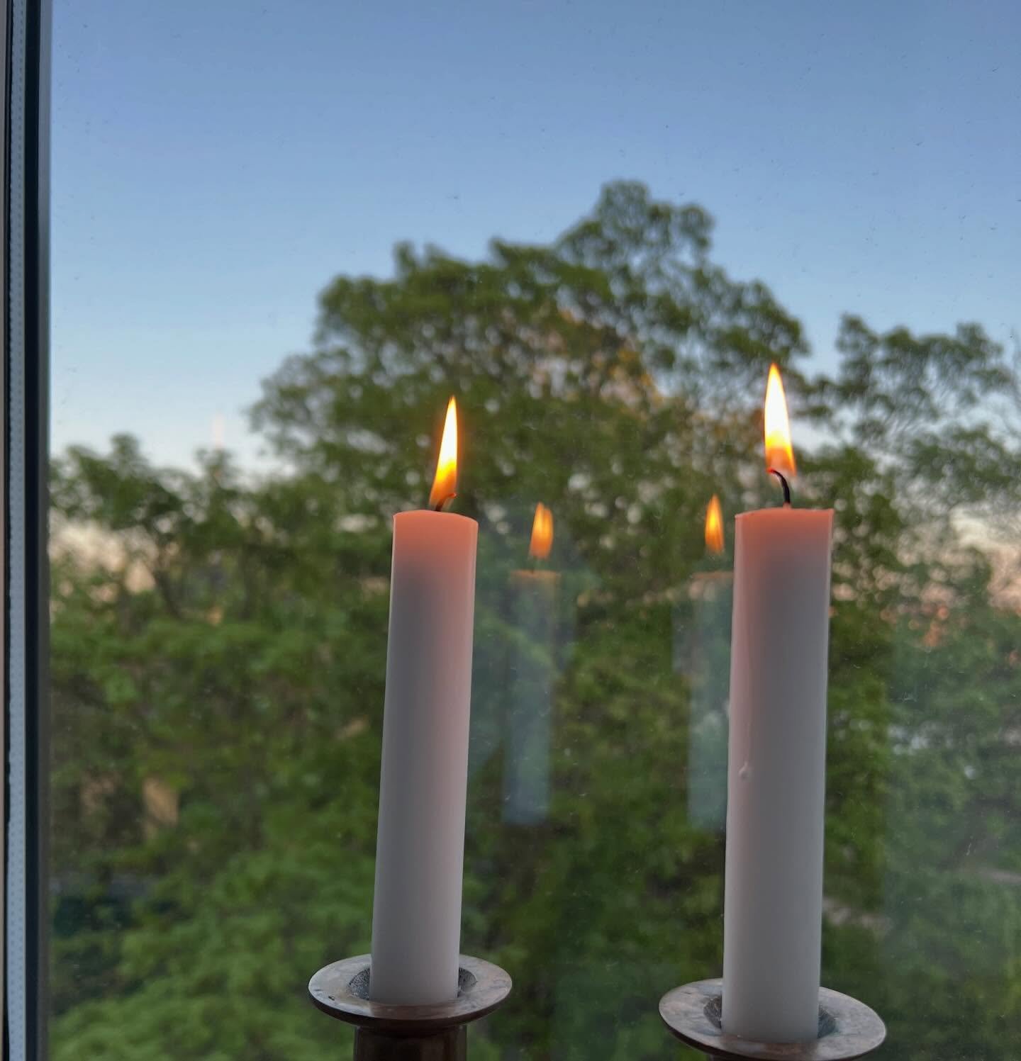 #4maj 

Commemorating the fall of fascism 81 years ago in 🇩🇰 with 🕯️ candles and lights in our windows.