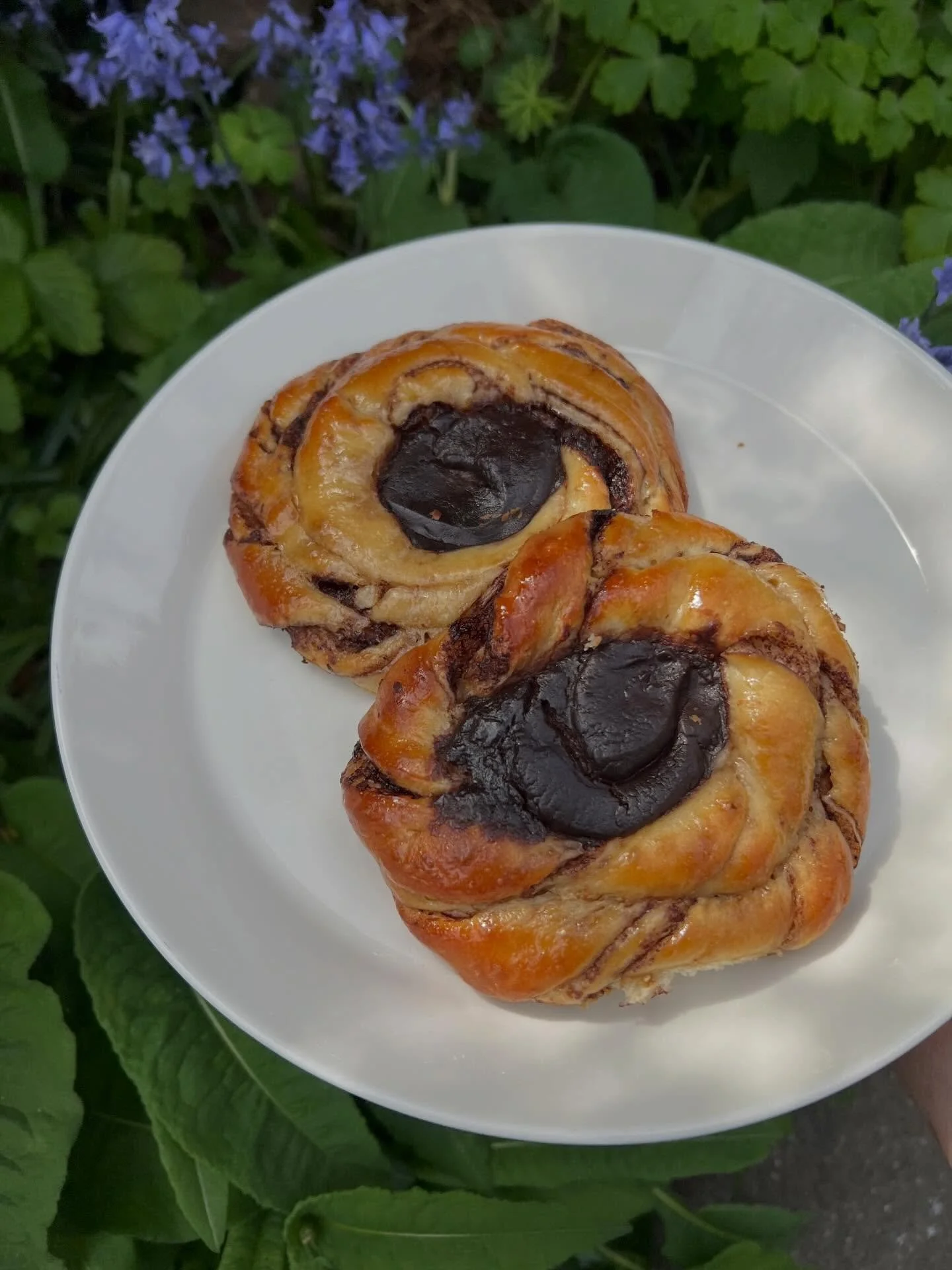 This winter Copenhagen got another unique bakery worth knowing about - @kani.cph offering sourdough, pastries, and drinks with a character all their own. 
&nbsp;
Yesterday I tried a yuzu, black sesame &amp; white chocolate 🐌 pastry &mdash; and it wa