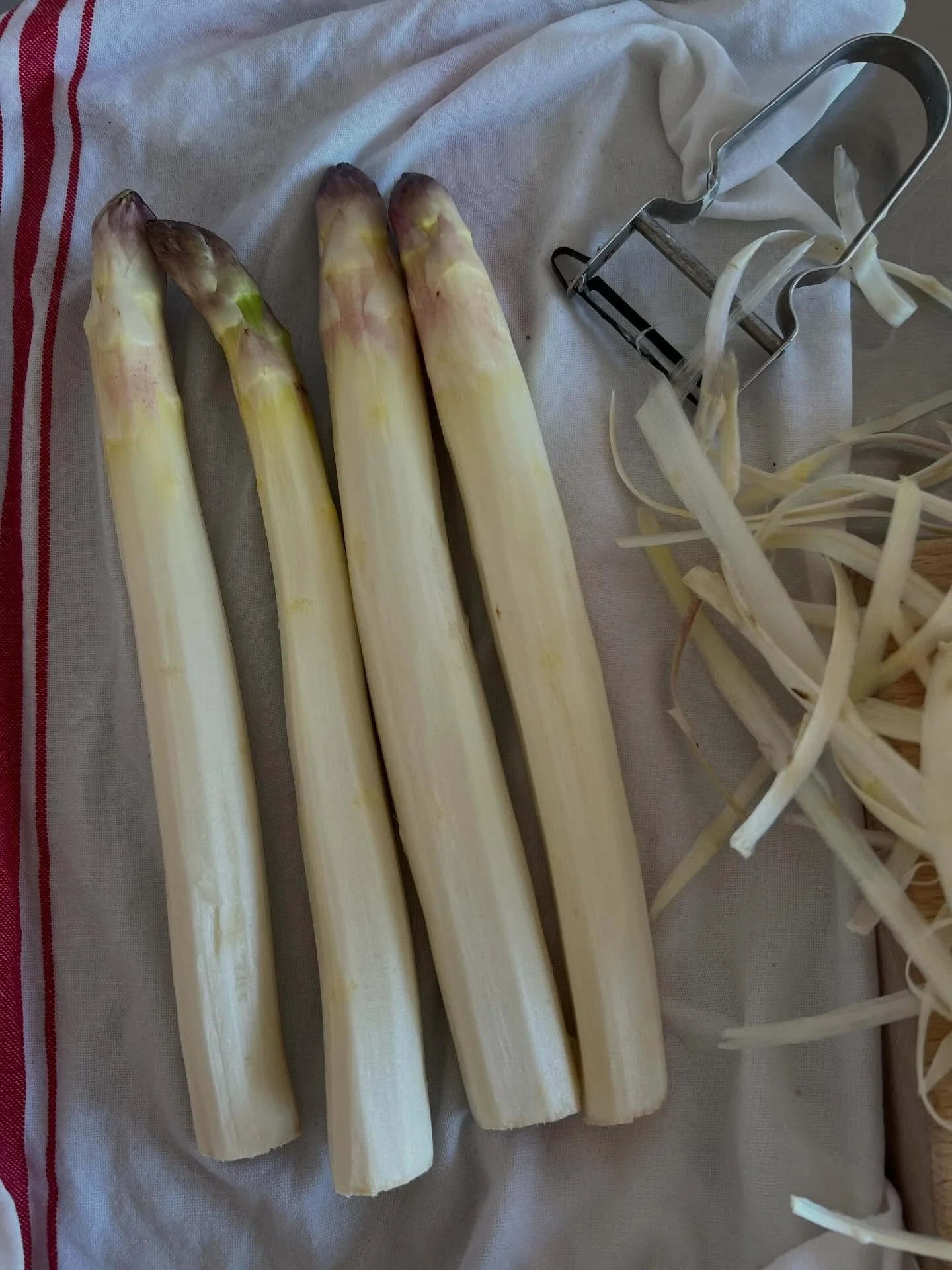 The best of the season: steamed white asparagus and just simple our home kitchen .. a big gift from nature.. and most of all from skilled farmers @sorenwiuff
Just cook it .. tonight served with butter, capers and maybe more. Wine from Georgia 🇬🇪 an