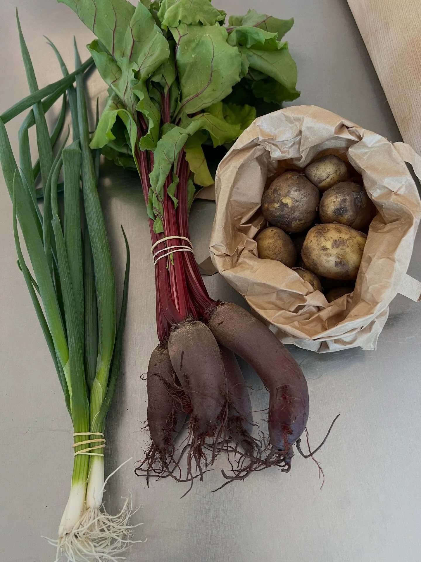 Lille fredag i hjemmek&oslash;kkenet:
Gr&oslash;ntsager fra @gronnebonner 

R&oslash;dbeder med top, for&aring;rsl&oslash;g og nye kartofler 🥔 

Stegt brosme fra fiskehandleren og hvidvin fra @rosforthrosforth 

&hellip; og foran spiseboret en masse