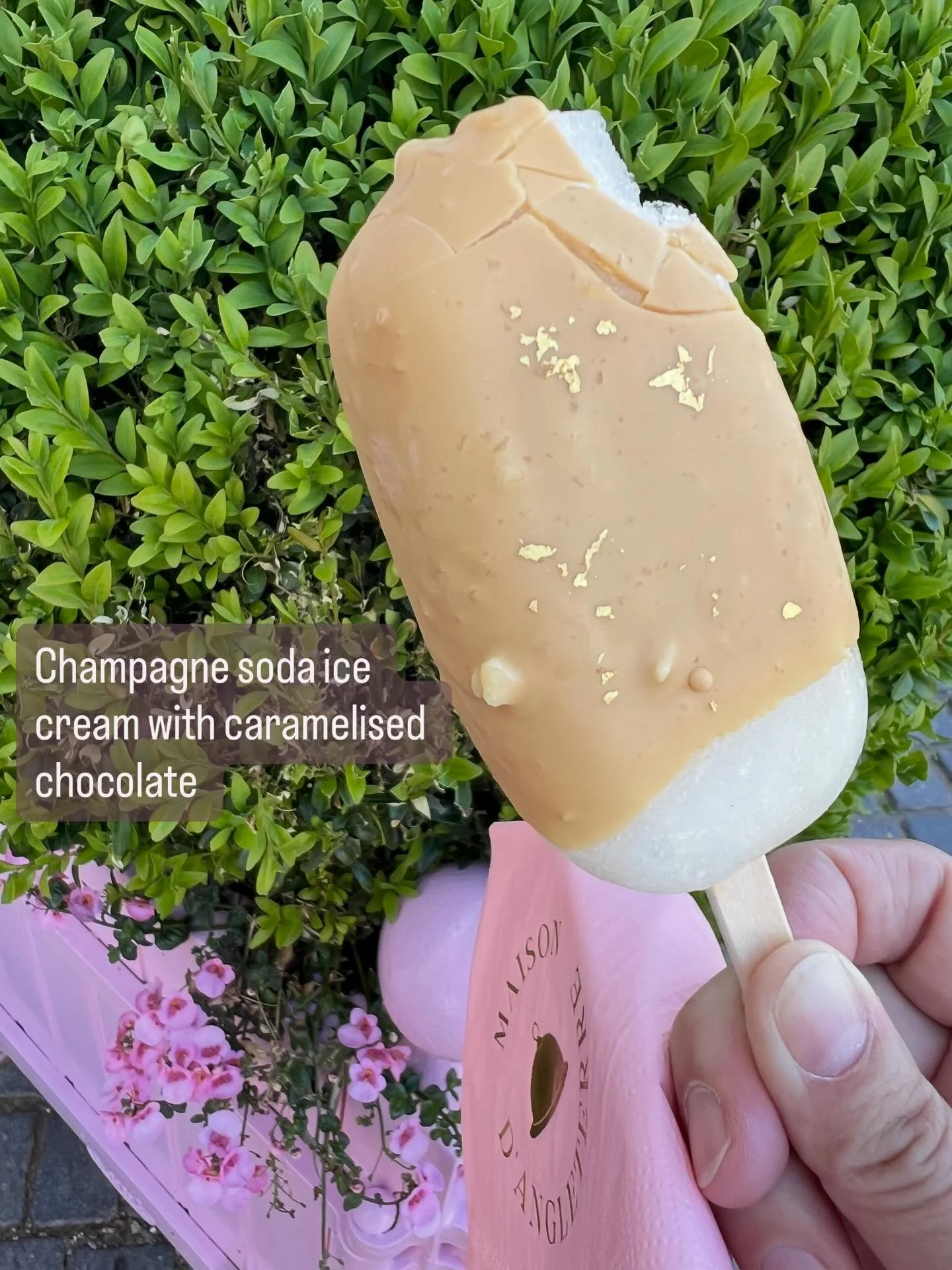 🍾 Champagne Popsicle - for 18+ (contains alcohol) - I was not asked for ID card 🤪
&nbsp;
A soda ice cream with caramelised chokolate and popping candy .. so fun!

Made of Champagne/cava &ndash; sugar, water, lemon juice and caramelized chocolate.
&