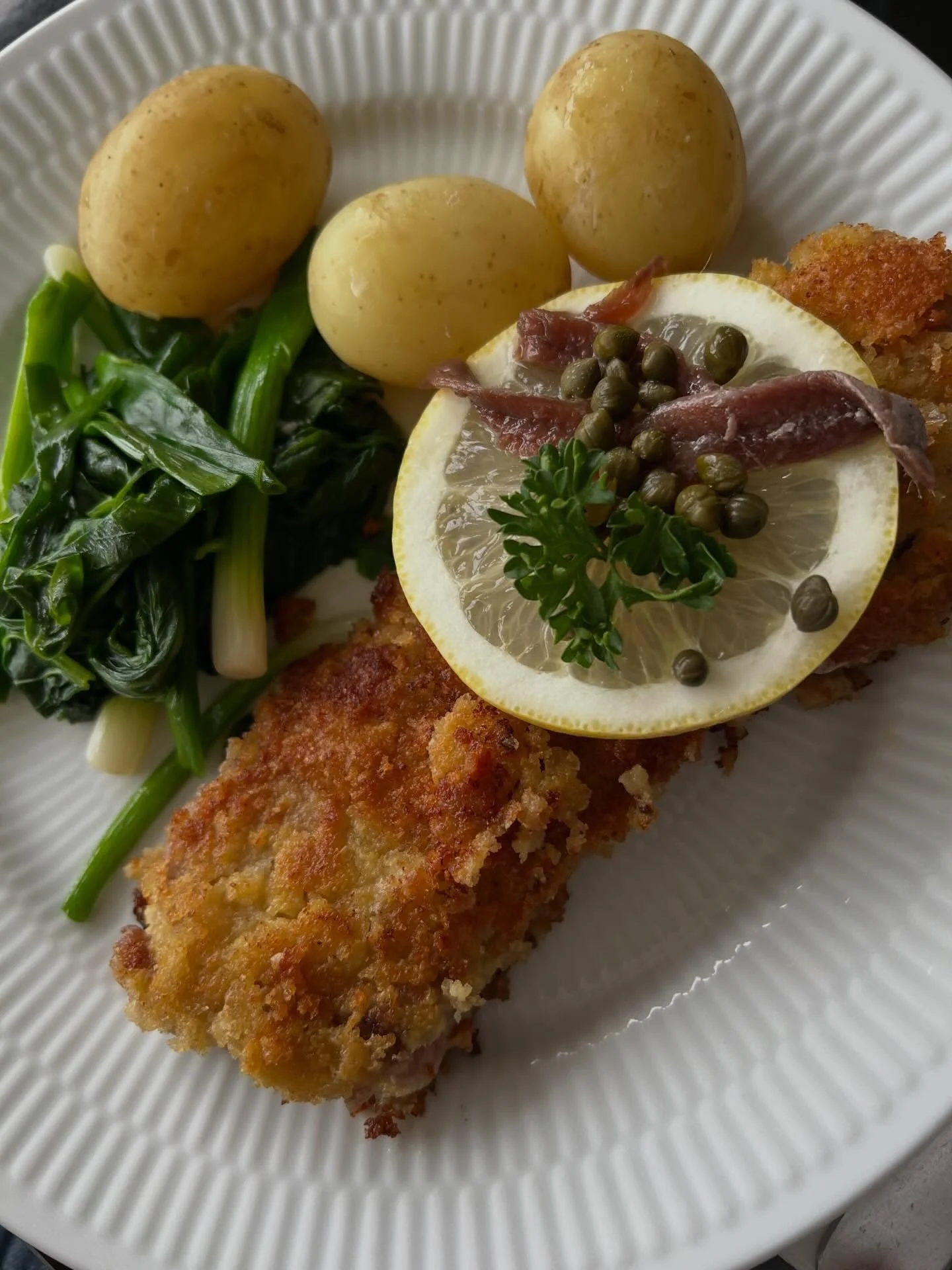 Gris p&aring; grisens premisser 🐷 det er Birthesmindes slogan 
&nbsp;
Grisene bor ved Isefjord. P&aring; Birthesminde avles to &oslash;kologiske griseracer: den sortbrogede, danske landgris og ungarsk uldgris ogs&aring; kaldet Mangalitza.
&nbsp;
Jeg
