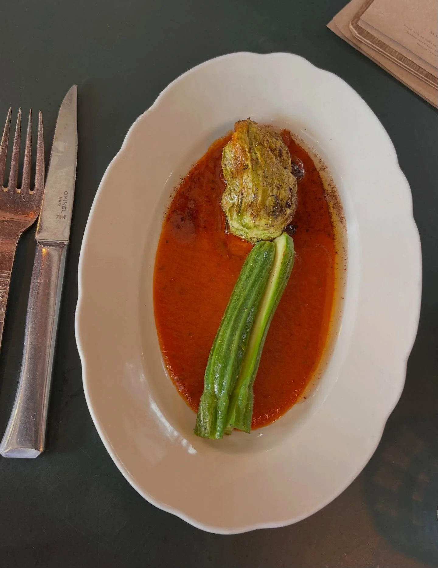 De f&oslash;rste sm&aring; faste l&aelig;kre zucchini smager s&aring; godt og s&aelig;sonen er skudt i gang!
&nbsp;
De f&oslash;rste sm&aring; faste l&aelig;kre zucchini smager s&aring; godt.
Jeg fik en dejlig frokost med to retter i den gode spiseba