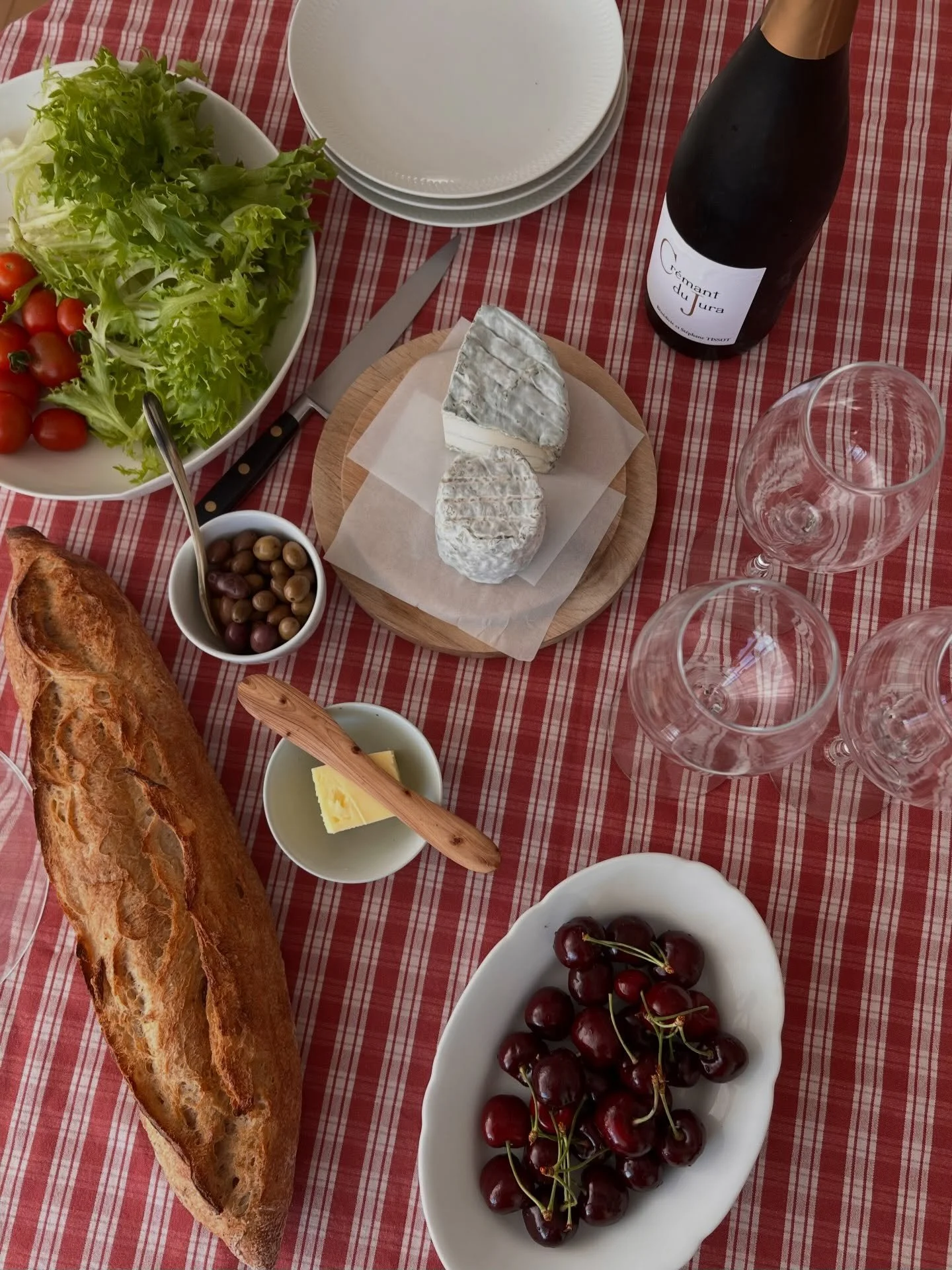 Vive la France! 🥖🥗 Honoring French food today.
&nbsp;
🇫🇷 Bastille Day kicked off! Celebrating with a French-inspired meal at home:
&nbsp;
🫛 Cold pea soup and Cr&eacute;mant du Jura
&nbsp;
🥖 The most wonderful chicken liver parfait from Omegn og