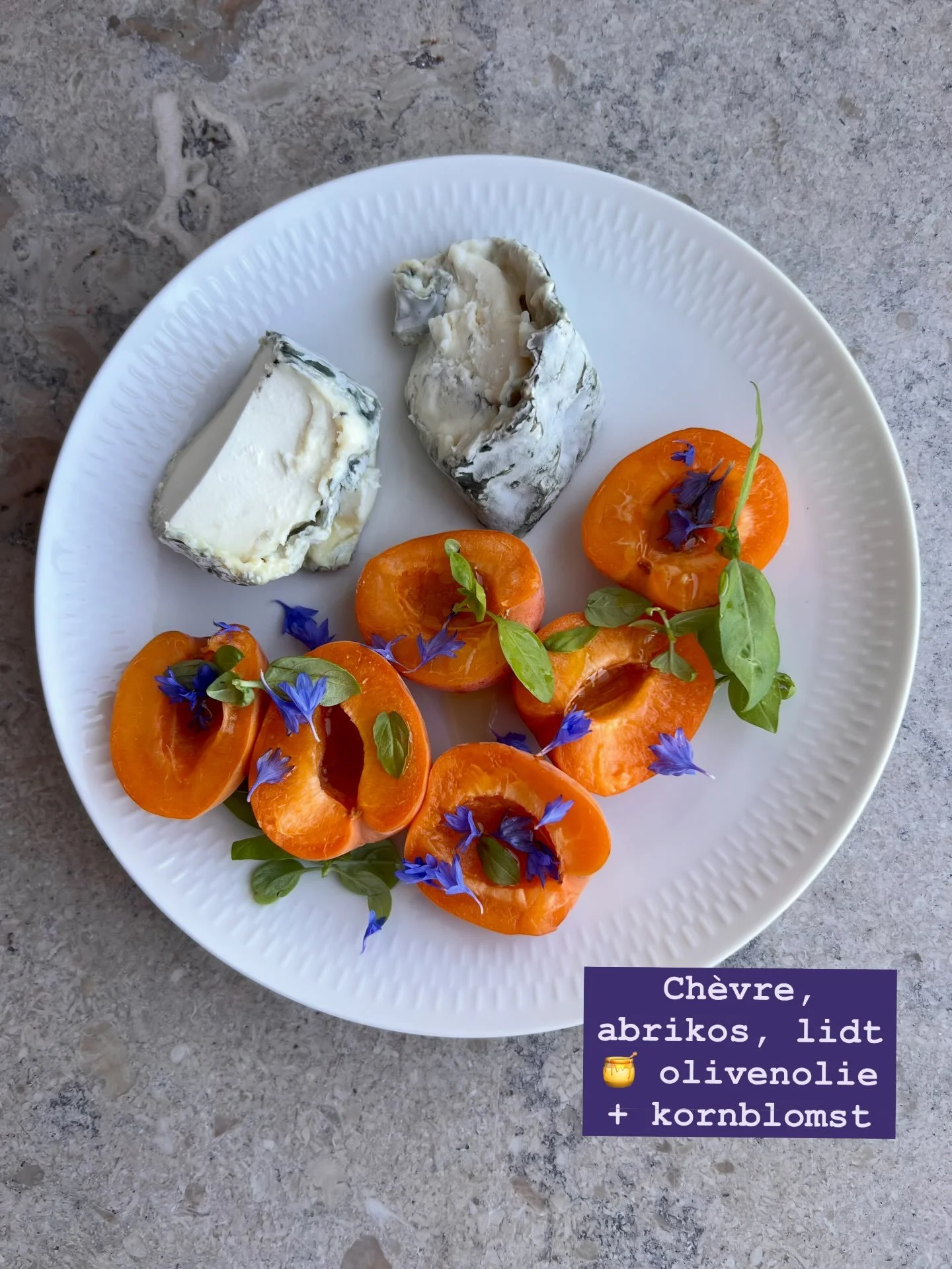 🐐 Sommerens bedste kombination: Gedeost + frugt 🍑🍉
&nbsp;
&nbsp;
N&aring;r det er varmt, skal maden v&aelig;re let, frisk, syrlig og lidt salt Gedeoste fra @copenhagengoatmilk er perfekt i og til mange salater, der kan nydes fra morgen til aften!
