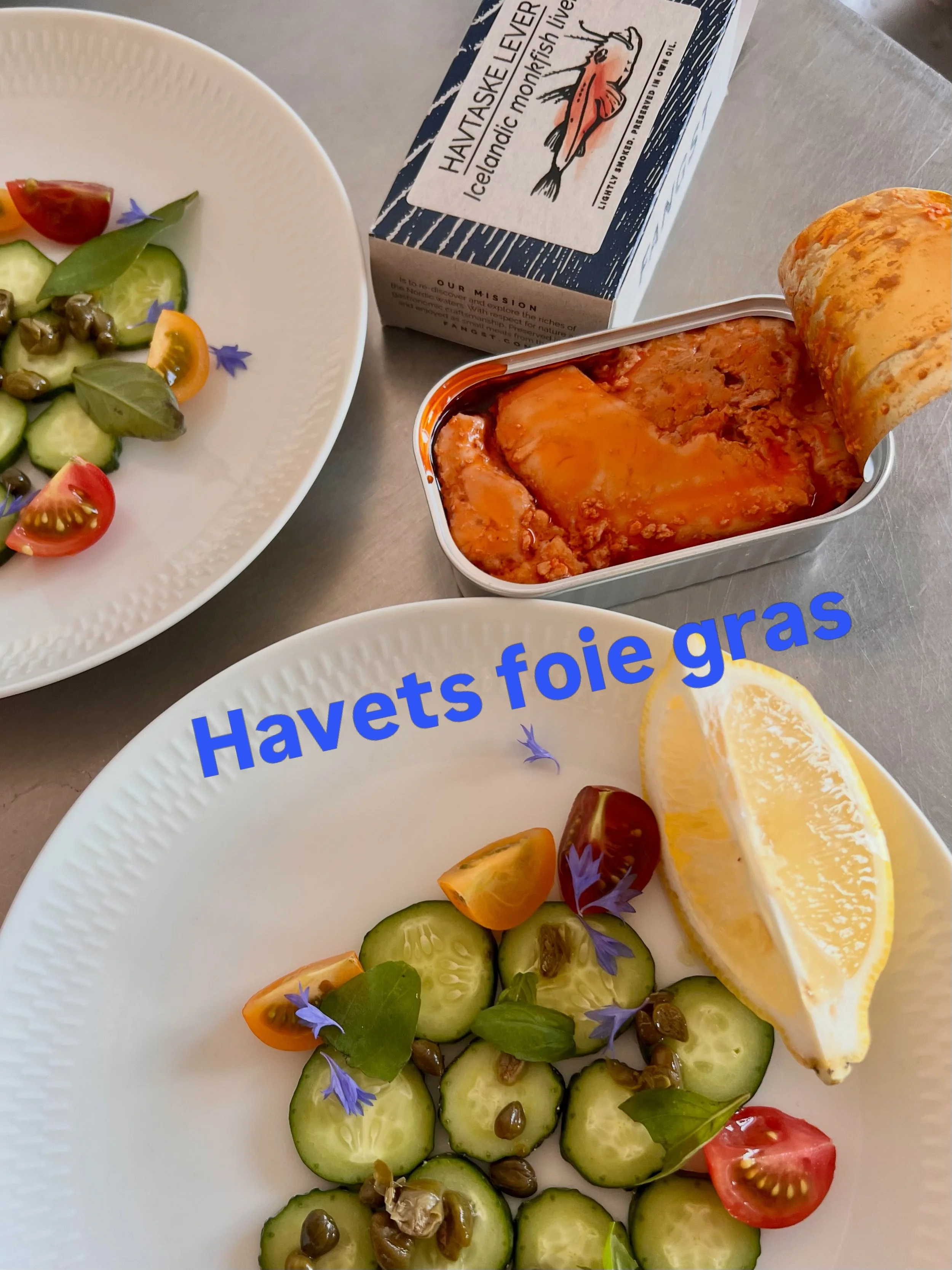 A tasty, quick starter 🍅🥒 in season now.
&nbsp;
Freshly harvested cucumber, tomato and basil from the organic farm shop @stengaardenoko, capers, and lightly smoked Icelandic monkfish liver from @fangst.nordic, and a touch of blue cornflower and 🍋E