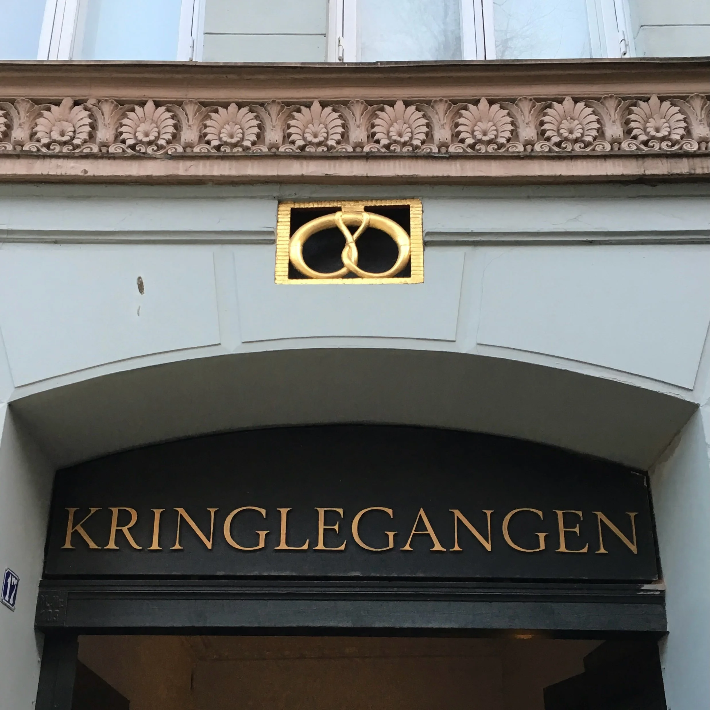Swipe through a collection of hanging 🥨 pretzel signs from bakeries in Copenhagen: old and new, each with its own character and design ➡️
&nbsp;
Since the Middle Ages, the pretzel has served as the official guild symbol of bakers across Europe, hung