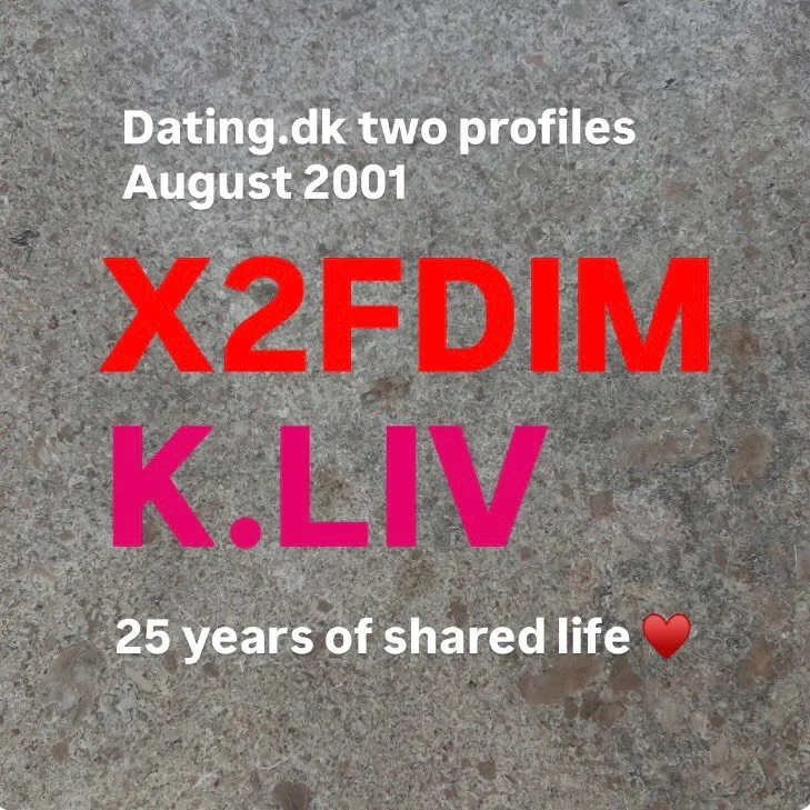 Det er et par s&aelig;rlige m&aelig;rkedage her. I de her dage for 25 &aring;r siden m&oslash;dtes Lars og jeg, f&oslash;rst online p&aring; Dating.dk og dagen efter p&aring; Statens Museum for Kunst.
&nbsp;
Vi var og er heldige!
&nbsp;
Et m&oslash;d