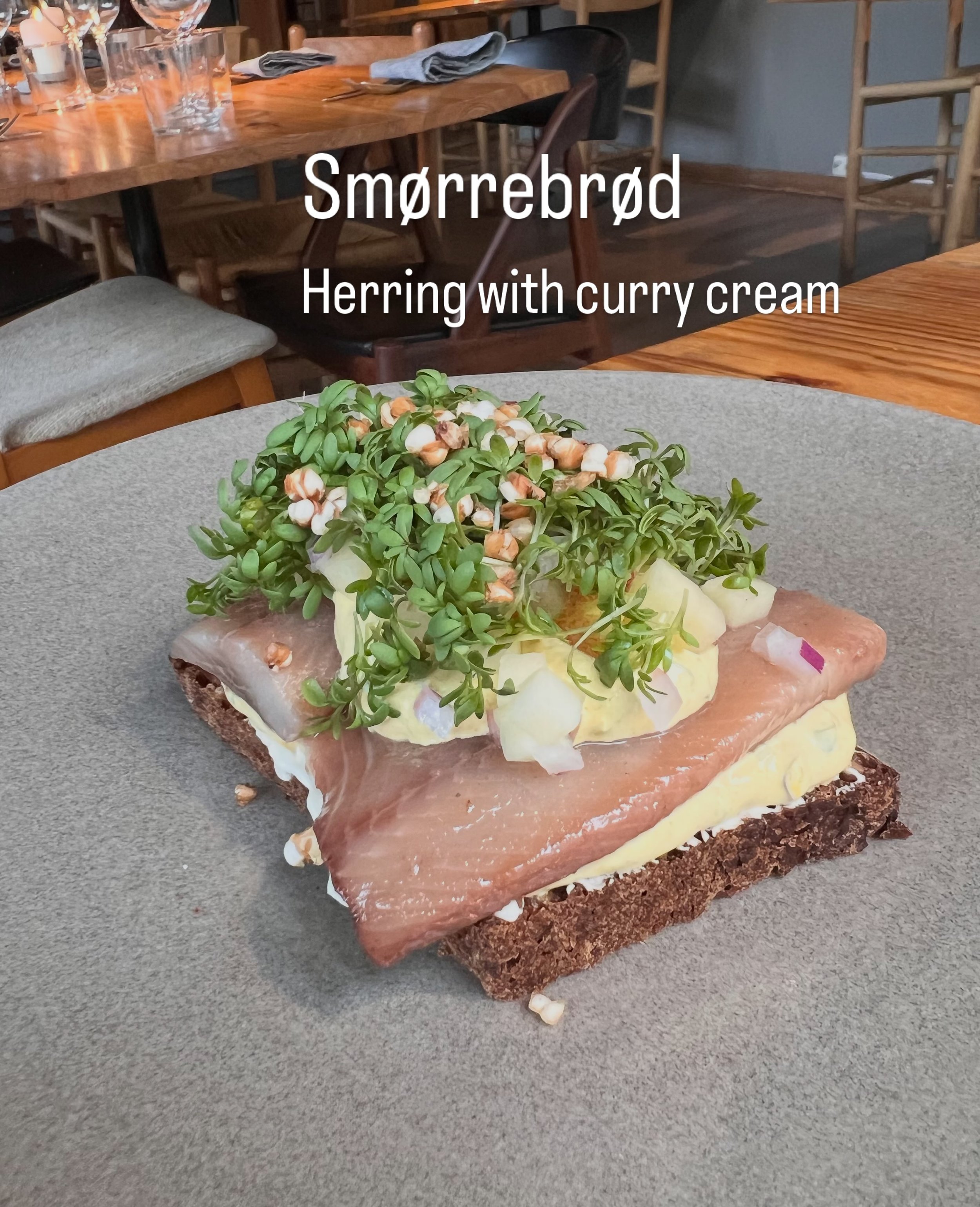 Rigtig dejlig dansk sm&oslash;rrebr&oslash;d p&aring; S&ouml;l i Stavanger &nbsp;@restsoel
&nbsp;
Enkelt, godt og uden overfl&oslash;dig topping/pynt &ndash; maden f&aring;r lov til at tale for sig selv. Dejlig vin, god kaffe og en helt igennem hygge