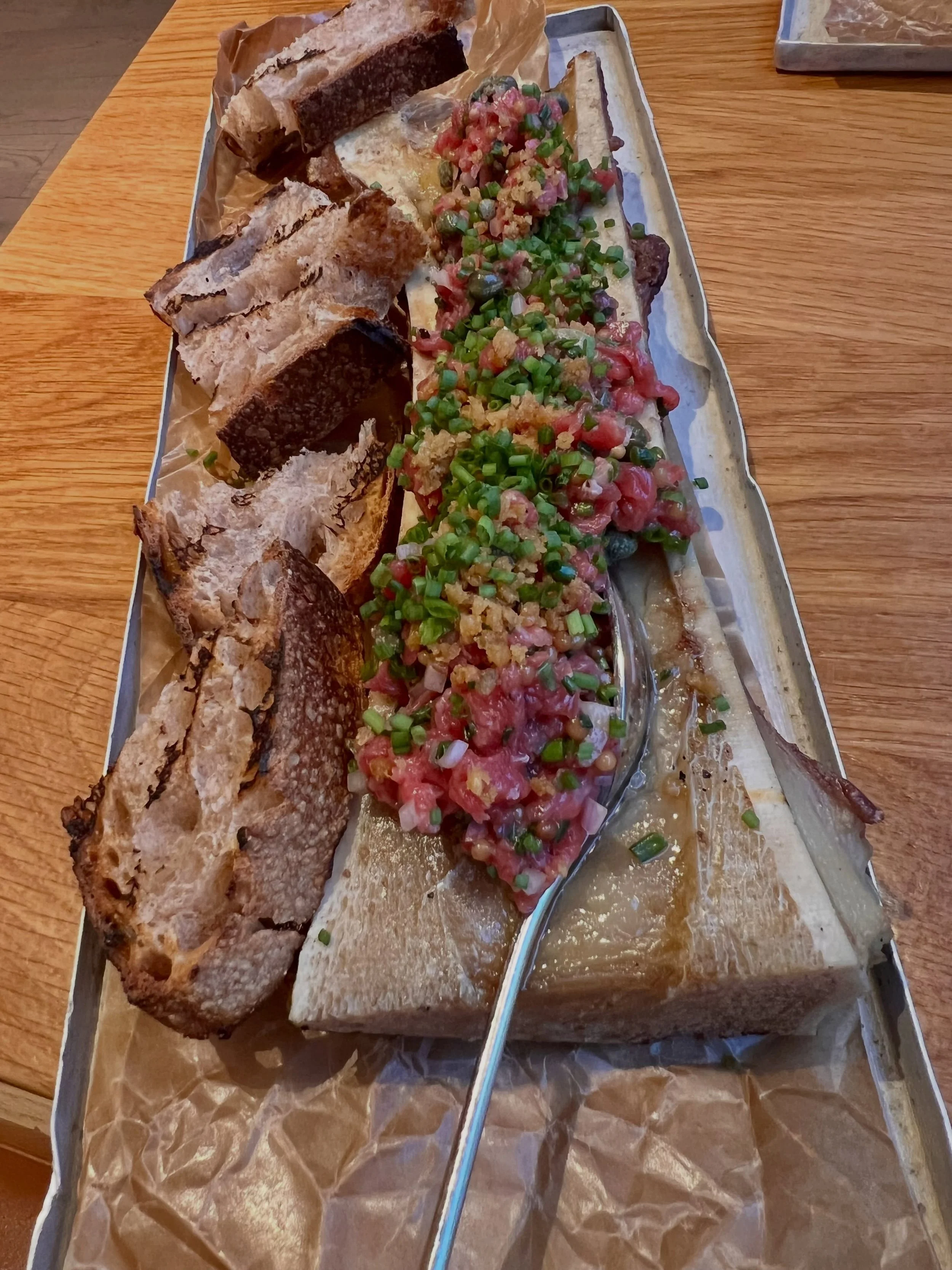 &ldquo;Grillet margbein, biff tartar og br&oslash;d&rdquo; @aidsoe_grillberkel 
&nbsp;
Grilled marrow bone with beef tartare was so very good.
Perfect finished with a Norwegian snaps 😉
&nbsp;
Thanks to A. Ids&oslash;e Grill &amp; Berkel
&nbsp;
#tart