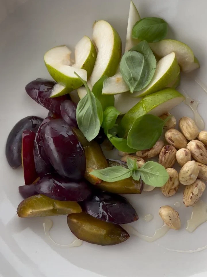 September snack. Plums + pear + fresh hazelnuts + Copenhagen honey + basil + flaky salt. That&rsquo;s it.
&nbsp;
#danskfrugt
#frugt
#snackmeal