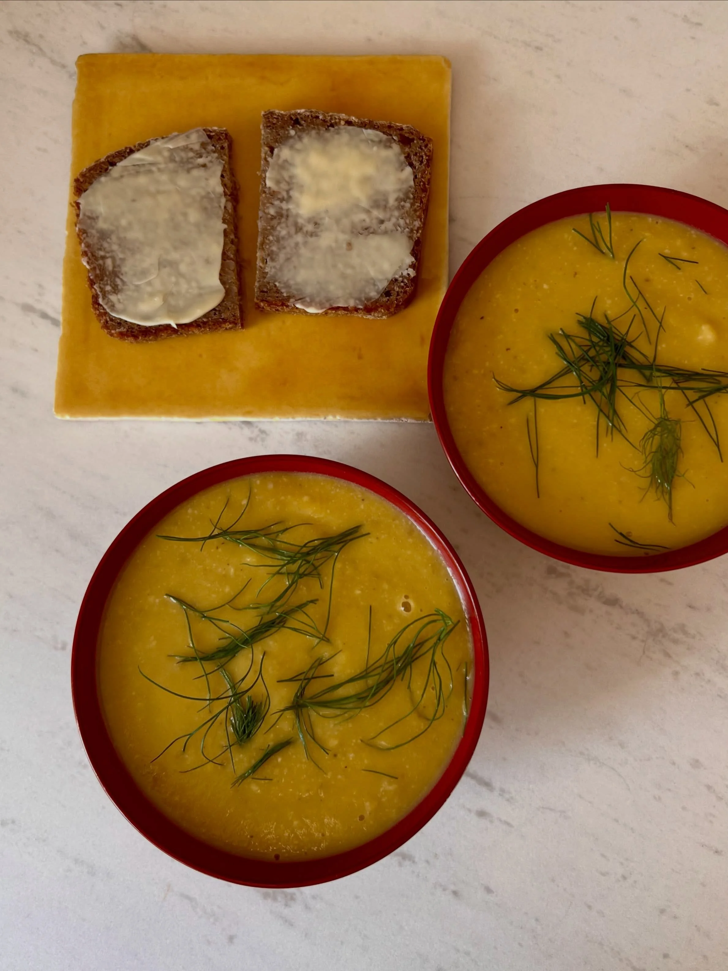 Her vil jeg lige dele med jer en superenkel god suppe lavet af umodent Hokkaido gr&aelig;skar som jeg halverede, skar stilken v&aelig;k og skrabede de umodne kerner ud, og kogte med r&aring; Shakboz mandler fra Afghanistan i vand ca.15 minutter. S&ar