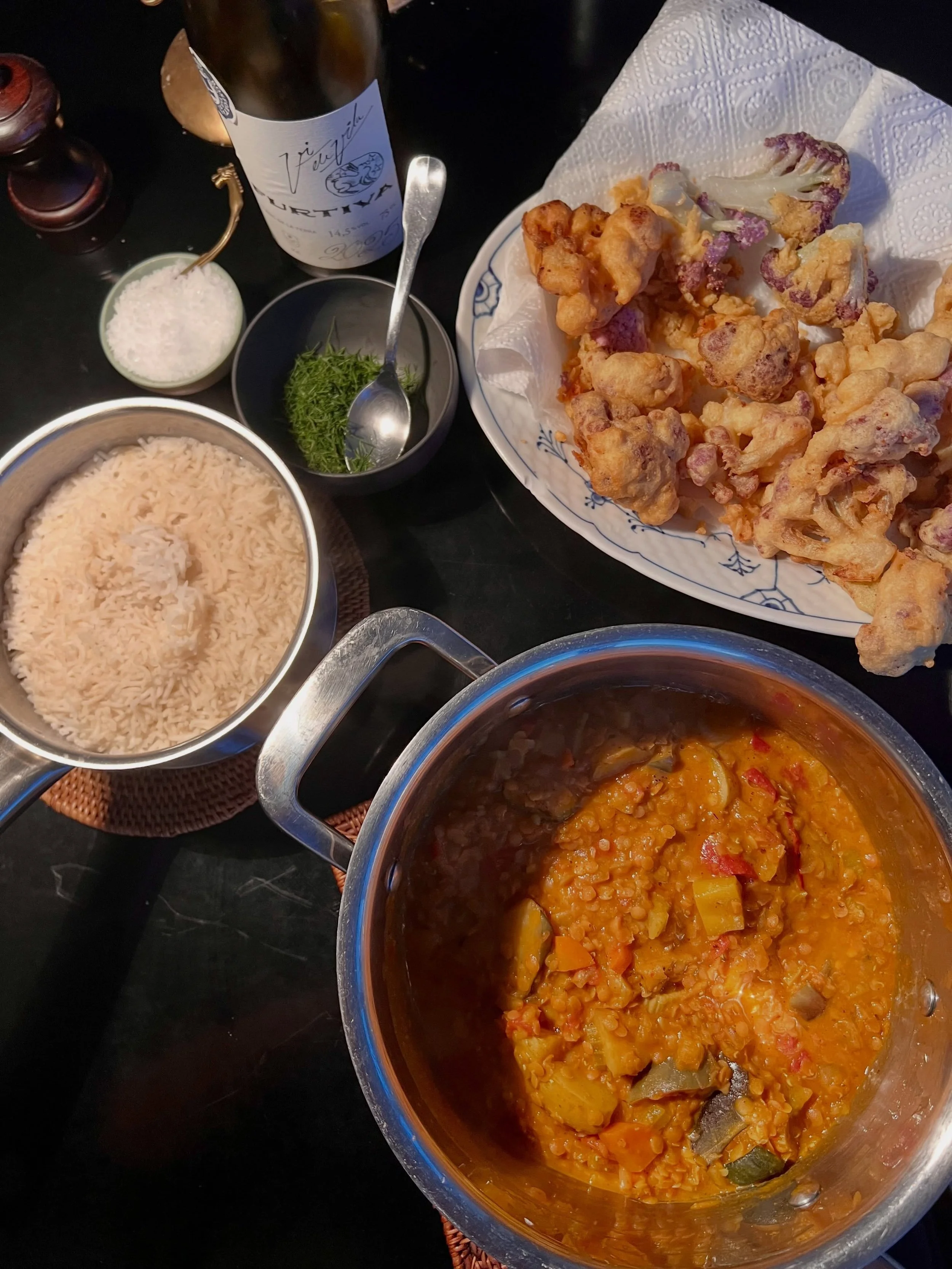 Semi-hjemmelavet gr&oslash;n mad i g&aring;r p&aring; en hverdags aften:
Dhal fra @christianshavnsgrocer, ris og dybstegt blomk&aring;l dyppet i &aelig;rtemel og drysset med dild.
Dejlig &rdquo;Vi de Vila&rdquo; spansk, hvid Furtiva - vin fra @rosfor