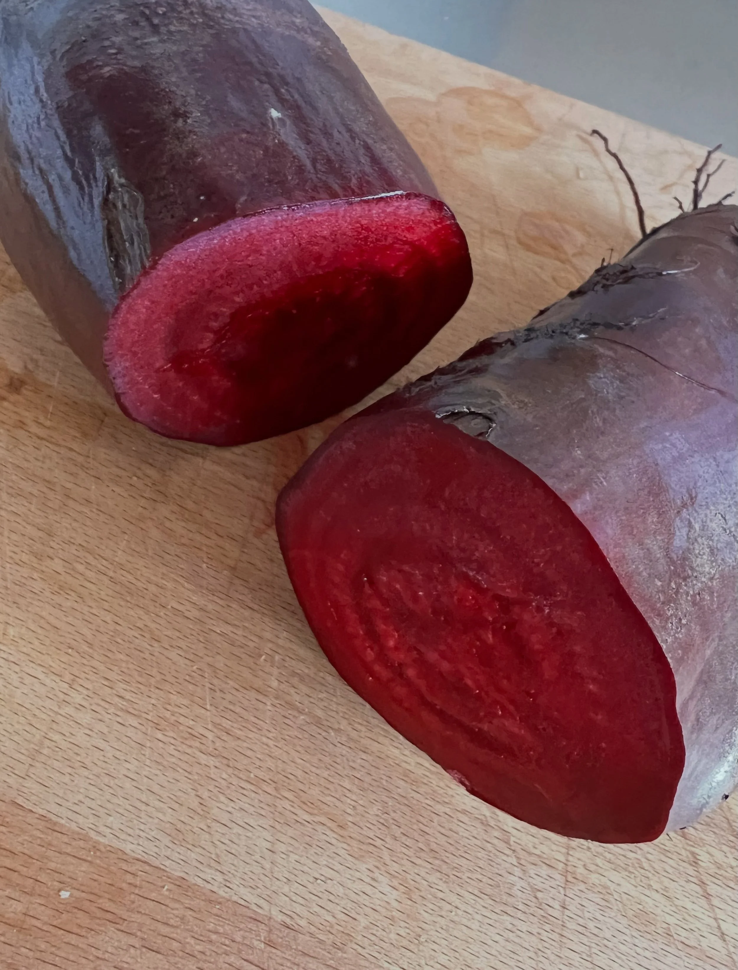 Halvdelen kogt og den anden halvdel af k&aelig;mpe r&oslash;dbede r&aring;, revet og blandet med sennepsdressing med saltede kapers, persille og estragon, citronsaft og balsamico, grov sennep + olivenolie.

Fra @brinkholm_ @groentmarked 

#r&oslash;d