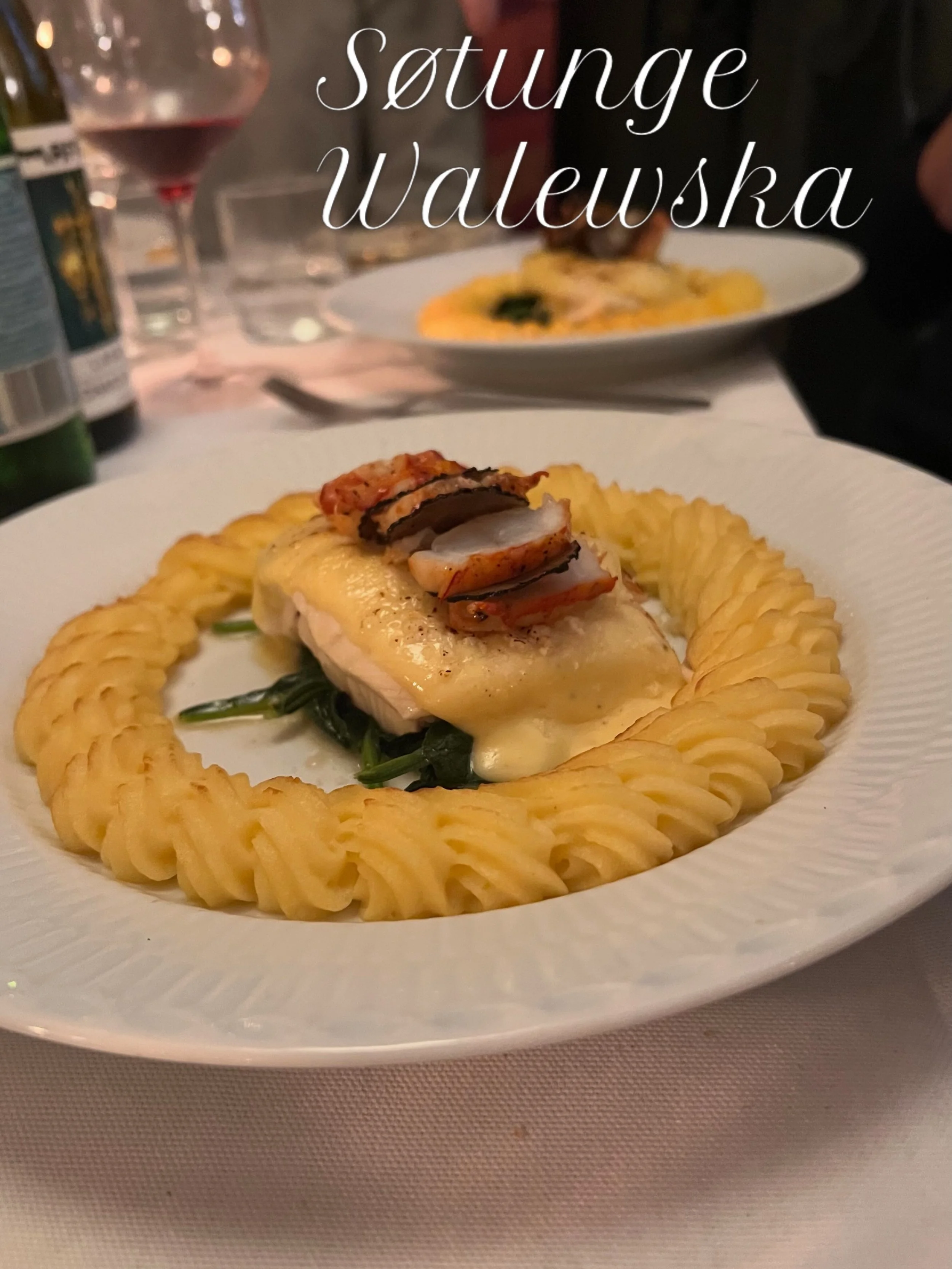 Torsdagsklub hos Eva &amp; Otto 🍂 @eva_og_otto
&nbsp;
Sikke en menu! Klassisk mad, man sj&aelig;ldent f&aring;r l&aelig;ngere.
&nbsp;
Efter&aring;rsforret: Svampetoast med kantareller i fl&oslash;desauce p&aring; sm&oslash;rstegt br&oslash;d, tytteb