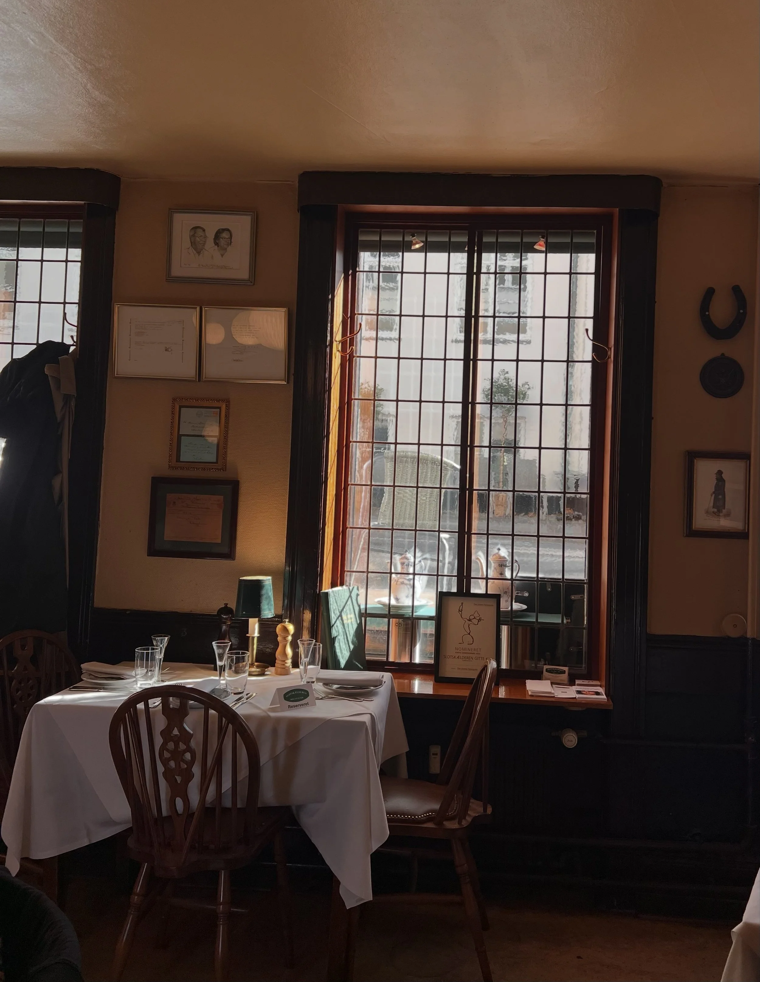 Der sker noget i disse &aring;r nede i den gamle frokostrestaurant Slotsk&aelig;lderen hos Gitte Kik. Her er forfrisket, lysere vinduer, og maden bliver bedre og bedre.
&nbsp;
🐟 R&oslash;dbedemarineret laks: r&aring; laks i lage fra syltede r&oslash