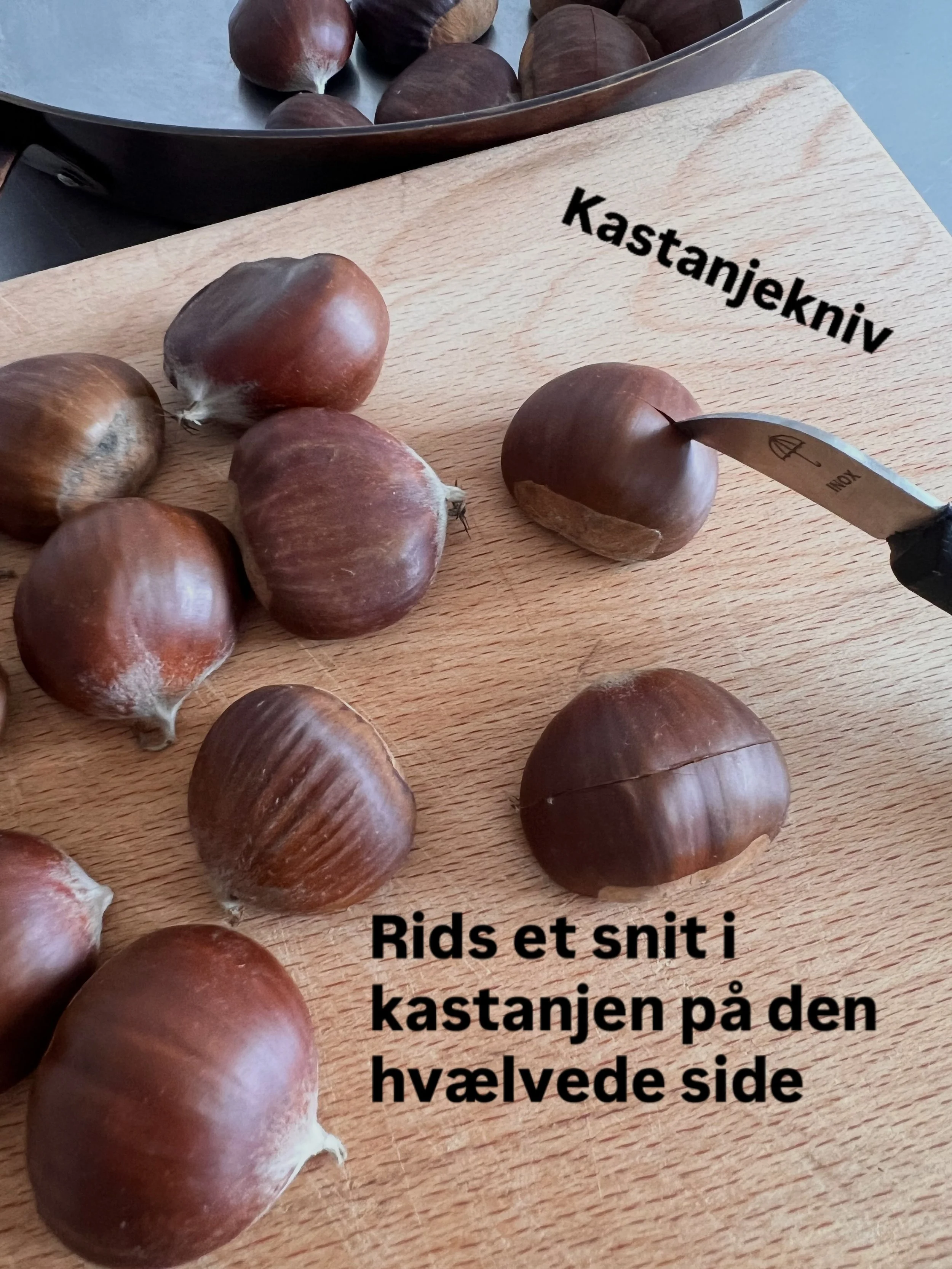 Danske spisekastanjer i topklasse
🌰🌰🌰🌰🌰🌰🌰🌰🌰🌰
&nbsp;
De her er nok de bedste, jeg nogensinde har smagt: klassisk bagt og serveret lune med koldt sm&oslash;r.
&nbsp;
Rids et snit i kastanjer p&aring; den hv&aelig;lvede side med en lille kasta