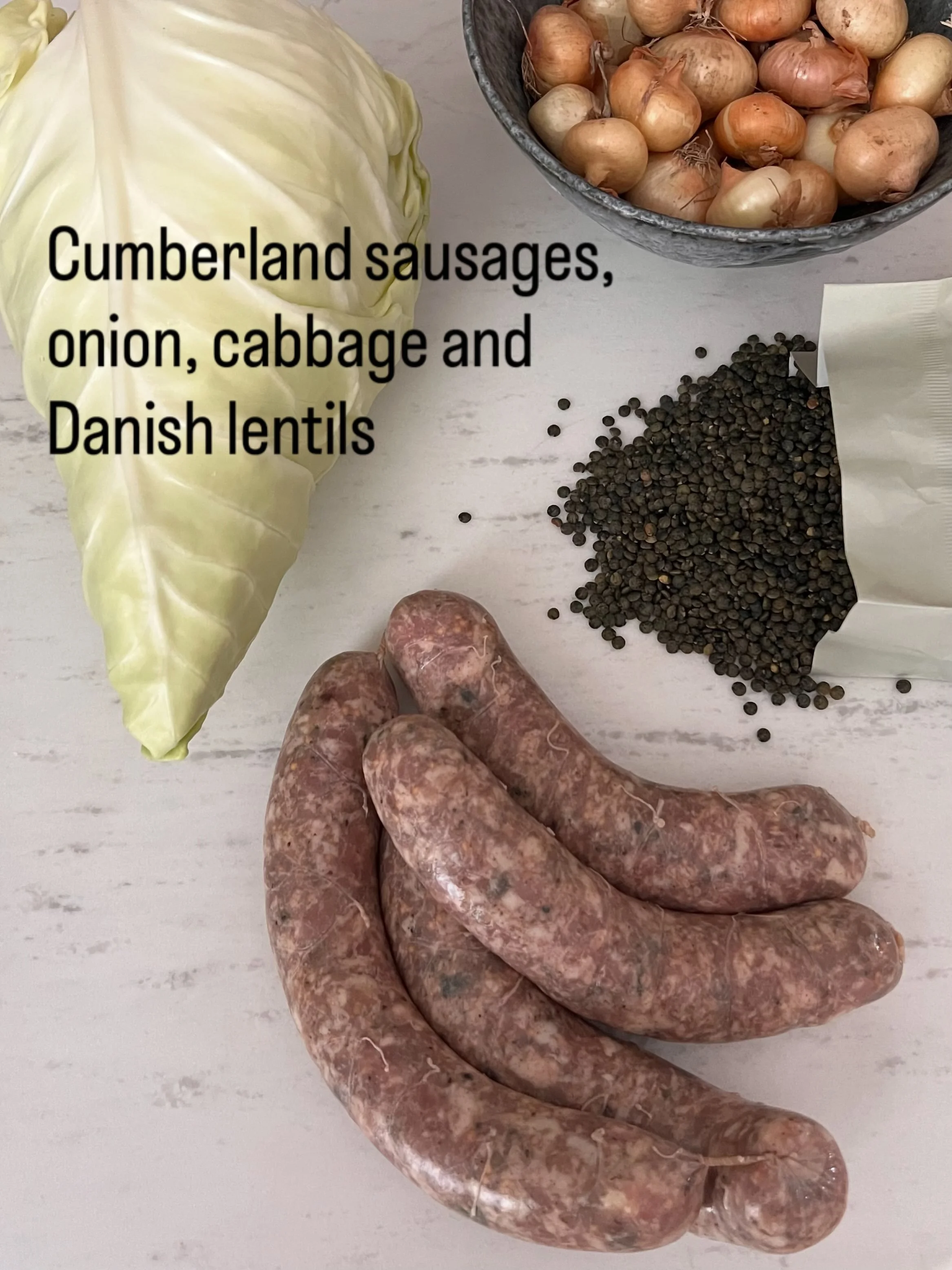 Fra mit hverdagsk&oslash;kken her midt i efter&aring;ret 🍂
&nbsp;
🍽️ Cumberland-p&oslash;lse fra @cleavers.dk er min favorit p&oslash;lse, her med danske Anicia-linser, l&oslash;g og spidsk&aring;l

🍅 Vinaigre pickled green tomatoes with vanilla
&