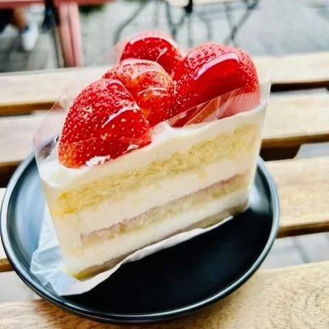 Dessert Cafe MoMo Monkland Ave