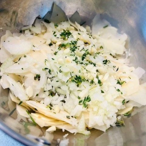 The Best One-Pan Crispy Potatoes with Garlic and Herbs Recipe
