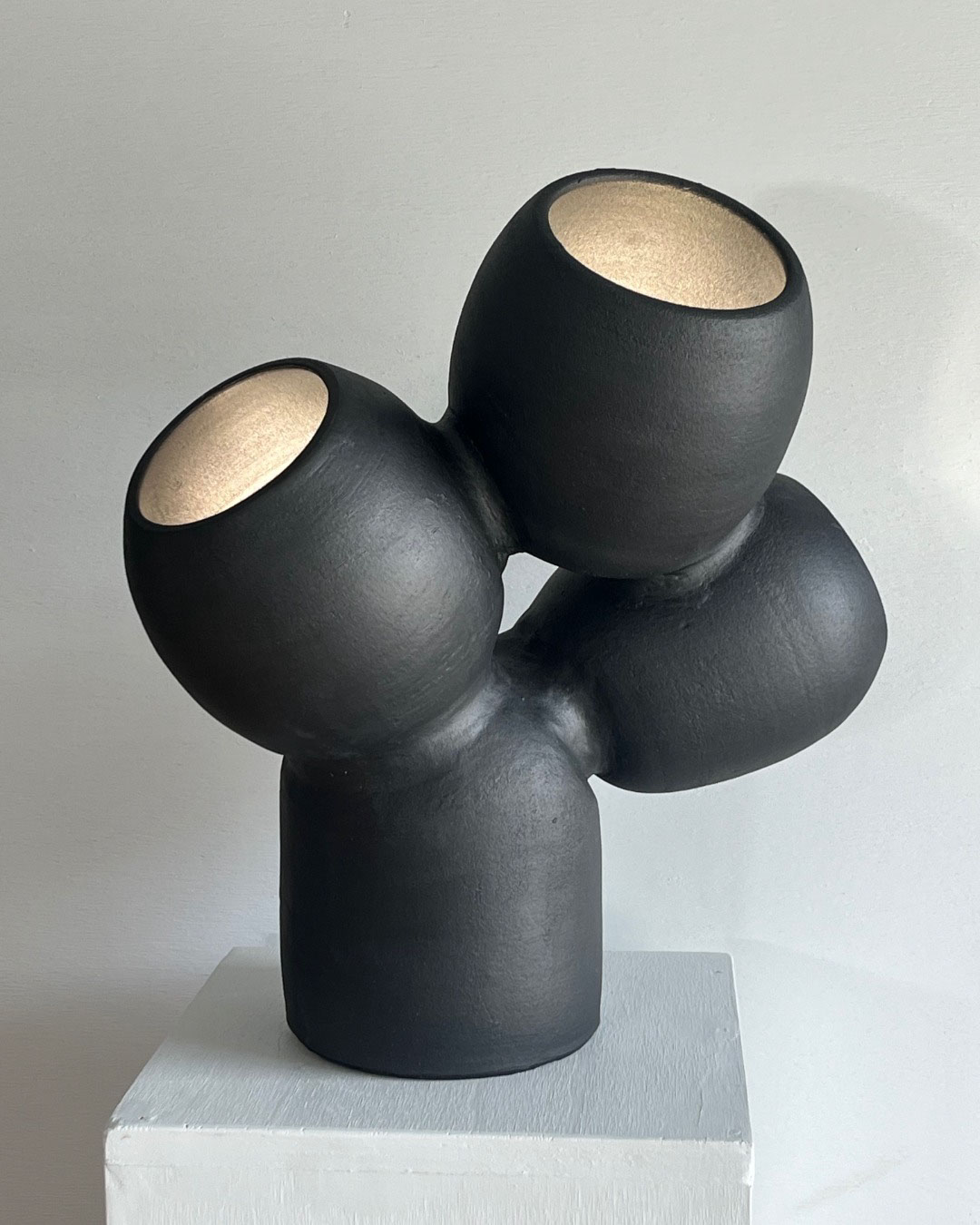 07_CLUSTER_MATTE_BLACK_BELOW_2_LIT_DENNIS_GOTS_CERAMICS.png