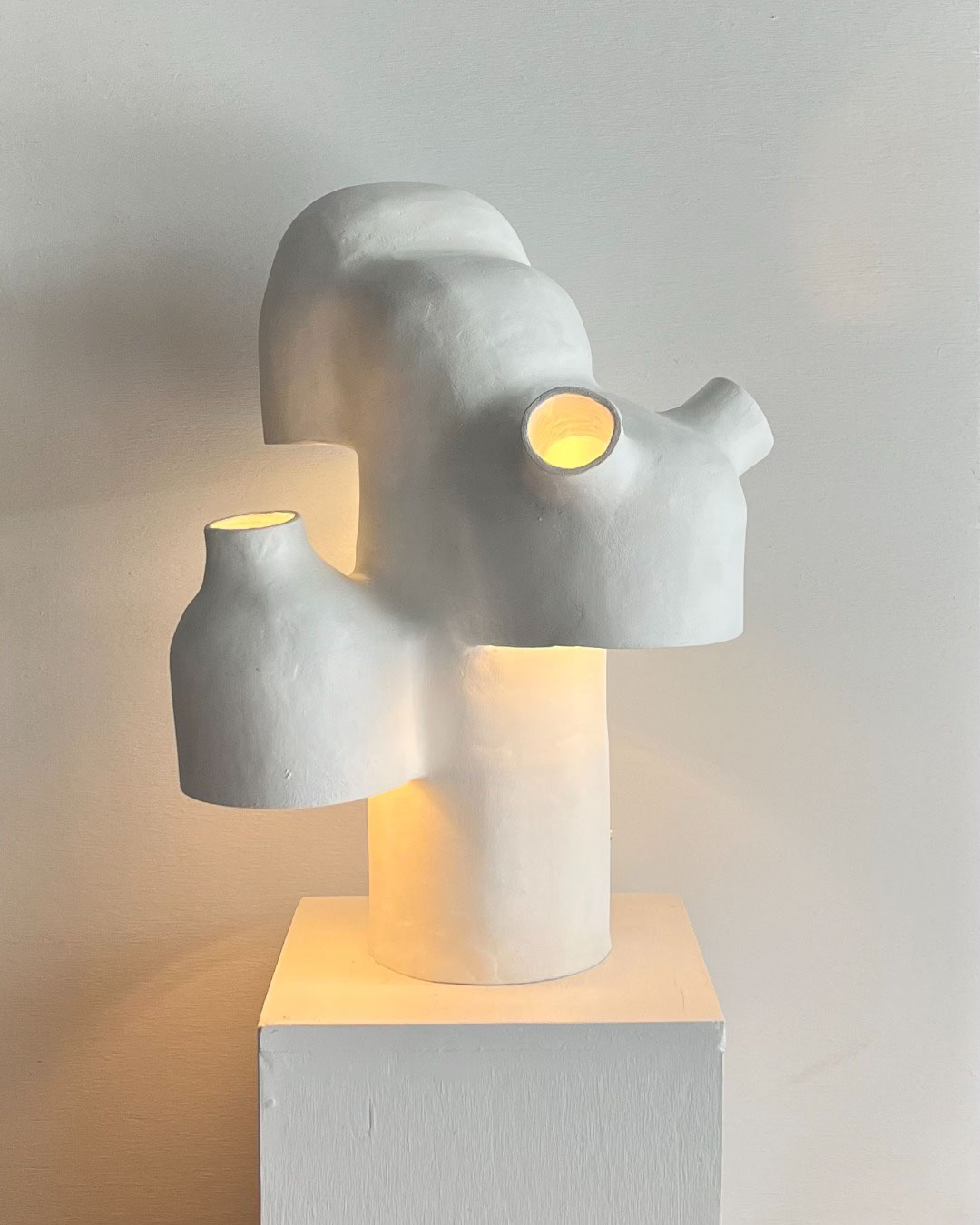 08_CHIMERA_SG_WHITE_FRONT_2_LIT_DENNIS_GOTS_CERAMICS.png